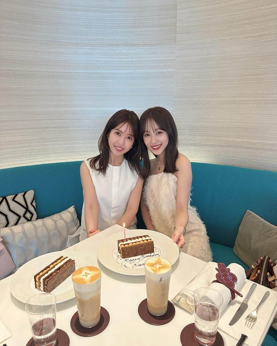 前田希美（まえのん）さんのインスタグラム写真 - (前田希美（まえのん）Instagram)「おはようございます。  昨日は、大好きなお姉様と カフェ☕巡り︎。  銀座にある @lecafev さんへ︎☺︎  大人気のカフェなので、 くみたんが予約をしてくださって カフェを楽しむことができました。  いつもお話させていただくと 学ぶことばかりであっという間の時間🧸 昨日も楽しかったなぁ。  そして、、びっくり！！  サプライズでケーキと 可愛すぎるプレゼントまで‪‪‪‪❤︎‬ (またすぐ投稿します👜幸せすぎる…)  くみたんが帰り際に、 「のんたんと話すと元気もらえる！ 本当に癒されたよ✨」 って言ってくださって、  いつもいただいてばかりなので ほんの少しだけお返しできた気持ちで なんだか嬉しかったです‪‪❤︎‬  ずっと、らぶすぎる。先輩です。 いつもありがとうございます。  @kumikofunayama    #のんカフェ巡り  #銀座カフェ   #ginzacafe #lecafev」6月14日 10時13分 - maeda_nozomi