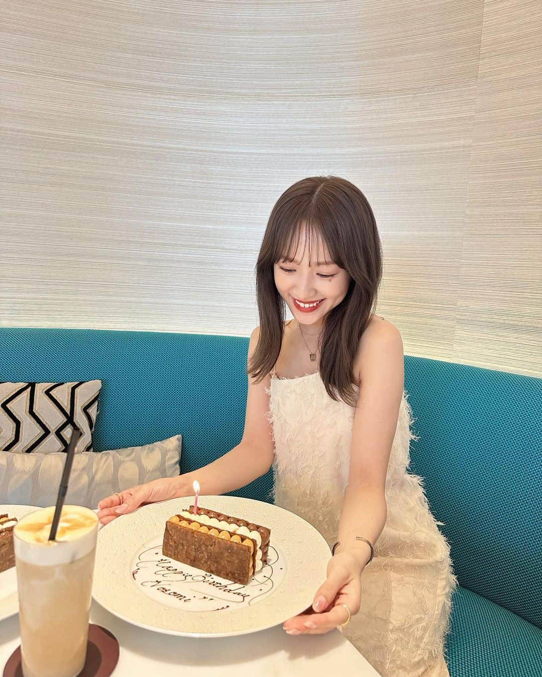 前田希美（まえのん）さんのインスタグラム写真 - (前田希美（まえのん）Instagram)「おはようございます。  昨日は、大好きなお姉様と カフェ☕巡り︎。  銀座にある @lecafev さんへ︎☺︎  大人気のカフェなので、 くみたんが予約をしてくださって カフェを楽しむことができました。  いつもお話させていただくと 学ぶことばかりであっという間の時間🧸 昨日も楽しかったなぁ。  そして、、びっくり！！  サプライズでケーキと 可愛すぎるプレゼントまで‪‪‪‪❤︎‬ (またすぐ投稿します👜幸せすぎる…)  くみたんが帰り際に、 「のんたんと話すと元気もらえる！ 本当に癒されたよ✨」 って言ってくださって、  いつもいただいてばかりなので ほんの少しだけお返しできた気持ちで なんだか嬉しかったです‪‪❤︎‬  ずっと、らぶすぎる。先輩です。 いつもありがとうございます。  @kumikofunayama    #のんカフェ巡り  #銀座カフェ   #ginzacafe #lecafev」6月14日 10時13分 - maeda_nozomi