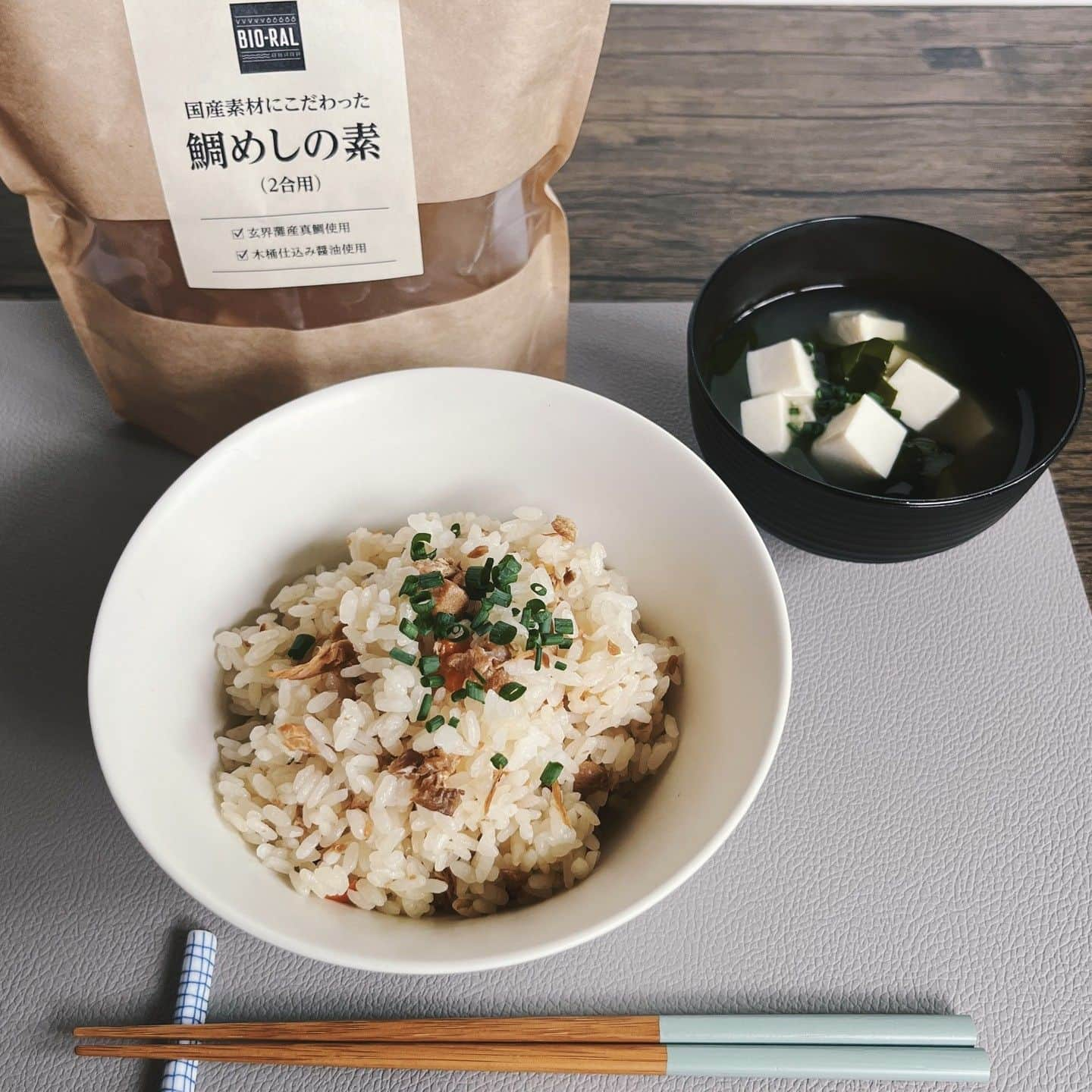 BIO-RAL靭店さんのインスタグラム写真 - (BIO-RAL靭店Instagram)「炊飯時に水を測らなくてＯＫ🍚 白米と一緒に炊いて出来上がりのビオラルの 鯛めしの素・いかめしの素はいかがでしょうか？☺️✨  🐟『国産素材にこだわった鯛めしの素』 ・玄界灘産の真鯛を使用 ・木桶仕込み醤油を使用 鯛の風味と出汁の香りをお楽しみください  🦑『国産素材にこだわったいかめしの素』 ・長崎県産スルメイカを使用 ・木桶仕込み醤油を使用 イカが小さく刻まれているのでお子様も食べやすいです  ✼••┈┈••✼••┈┈••✼••┈┈••✼••┈┈••✼••┈┈••✼  ✍️お召し上がり方（２合用/２～３人前） ①２合の白米を洗米し水を切ります ※無洗米の場合、そのまま使用してください ②釜に❶の米と本品１袋を入れ、夏は３０分、冬は６０分を目安に浸けおきしてから炊飯してください ※２合の分量になっていますので追加で水などは必要ありません ③炊き上がったら混ぜ合わせてお召し上がりください  ✼••┈┈••✼••┈┈••✼••┈┈••✼••┈┈••✼••┈┈••✼  ぜひお試しください💖  ◉おすすめ品 ビオラル　鯛めしの素 410g／本体価格798円 ビオラル　いかめしの素 410g／本体価格798円  ※価格は定番価格となりますので店頭表示価格と 異なる場合がございますがご了承ください🙏💦  皆さまの気になる商品は何ですか？♪ ビオラルで「買ってみました！」「試してみました！」など @bioral_west のタグをつけて教えてくださいね🍀  #プライベートブランド #炊き込みご飯 #炊き込みご飯の素 #鯛めし #鯛めしの素　#いかめし #いかめしの素 #炊飯 #簡単料理 #国産素材 #bioral #ビオラル #ビオラル靭店 #ビオラルエキマルシェ大阪店 #ライフ #ライフコーポレーション #ナチュラルスーパーマーケット #大阪スーパー #阿波座 #靭公園 #utsubopark #エキマルシェ大阪 #エキマルシェ #梅田 #大阪 #umeda #osaka #osakastation」6月14日 10時14分 - bioral_west