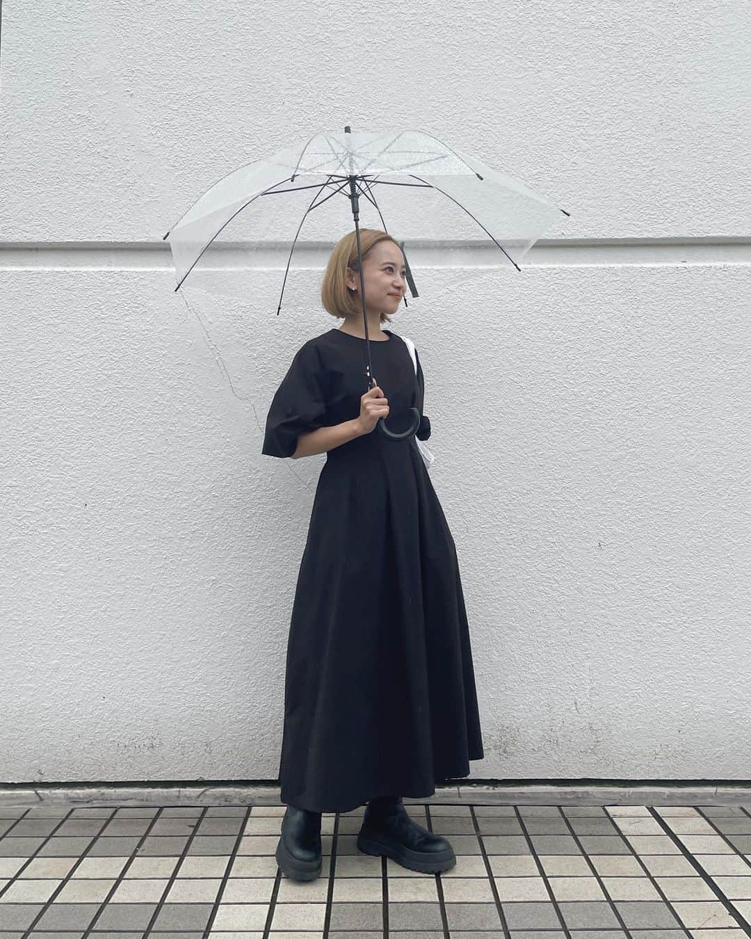 かんだまさんのインスタグラム写真 - (かんだまInstagram)「梅雨ですねぇ☂️ビニール傘をいろんな所で無くしすぎて昔ユニバで買ったスヌーピー傘を使い始めたら、置き忘れることがなくなった☺︎笑  服はマルゥの新作ワンピ着てみた日。159cmで36サイズ着用。雨だったからレインブーツ合わせで。着回し動画撮ったのでまた改めて載せます🙆‍♀️  そしてこの日、なっちゃんがマルゥのバルーンワンピ可愛くきてくれてた！154cmで34サイズだって。ありがとう🫶  #梅雨コーデ #黒ワンピース #モノトーンコーデ #レインブーツ #marwunitedarrows #marw_ua #rimark #mackintosh #balenciaga #laguagem #だま服」6月14日 10時15分 - koike_weekend