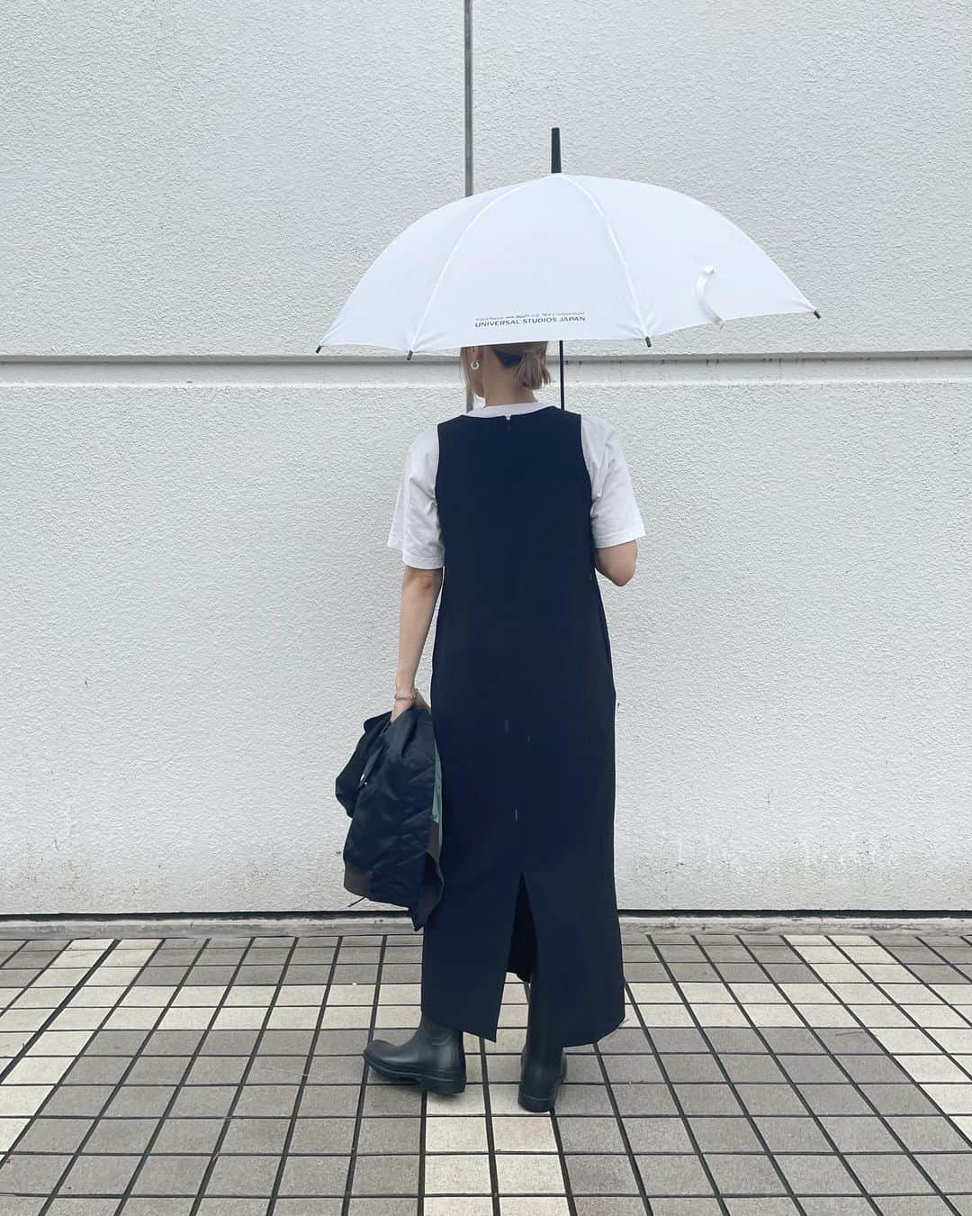 かんだまさんのインスタグラム写真 - (かんだまInstagram)「梅雨ですねぇ☂️ビニール傘をいろんな所で無くしすぎて昔ユニバで買ったスヌーピー傘を使い始めたら、置き忘れることがなくなった☺︎笑  服はマルゥの新作ワンピ着てみた日。159cmで36サイズ着用。雨だったからレインブーツ合わせで。着回し動画撮ったのでまた改めて載せます🙆‍♀️  そしてこの日、なっちゃんがマルゥのバルーンワンピ可愛くきてくれてた！154cmで34サイズだって。ありがとう🫶  #梅雨コーデ #黒ワンピース #モノトーンコーデ #レインブーツ #marwunitedarrows #marw_ua #rimark #mackintosh #balenciaga #laguagem #だま服」6月14日 10時15分 - koike_weekend