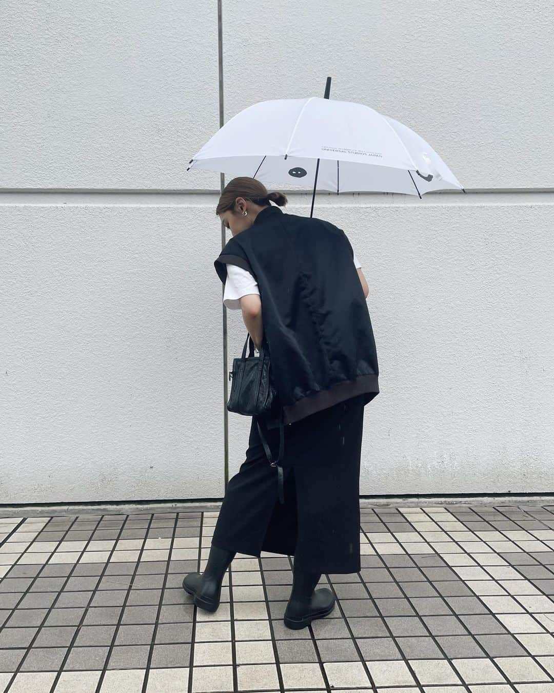 かんだまさんのインスタグラム写真 - (かんだまInstagram)「梅雨ですねぇ☂️ビニール傘をいろんな所で無くしすぎて昔ユニバで買ったスヌーピー傘を使い始めたら、置き忘れることがなくなった☺︎笑  服はマルゥの新作ワンピ着てみた日。159cmで36サイズ着用。雨だったからレインブーツ合わせで。着回し動画撮ったのでまた改めて載せます🙆‍♀️  そしてこの日、なっちゃんがマルゥのバルーンワンピ可愛くきてくれてた！154cmで34サイズだって。ありがとう🫶  #梅雨コーデ #黒ワンピース #モノトーンコーデ #レインブーツ #marwunitedarrows #marw_ua #rimark #mackintosh #balenciaga #laguagem #だま服」6月14日 10時15分 - koike_weekend