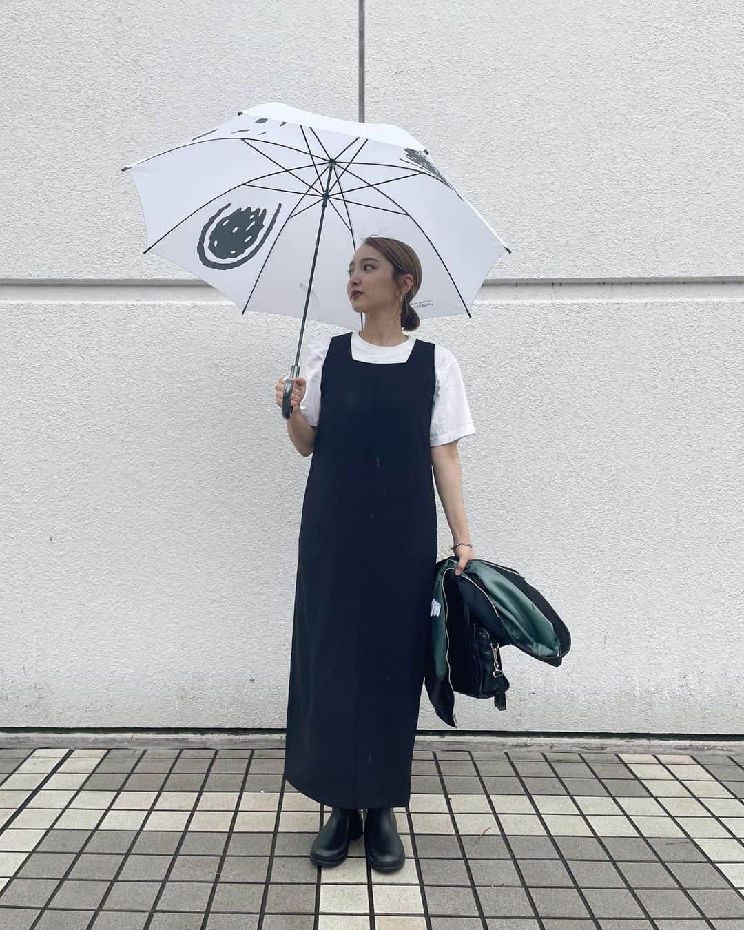 かんだまさんのインスタグラム写真 - (かんだまInstagram)「梅雨ですねぇ☂️ビニール傘をいろんな所で無くしすぎて昔ユニバで買ったスヌーピー傘を使い始めたら、置き忘れることがなくなった☺︎笑  服はマルゥの新作ワンピ着てみた日。159cmで36サイズ着用。雨だったからレインブーツ合わせで。着回し動画撮ったのでまた改めて載せます🙆‍♀️  そしてこの日、なっちゃんがマルゥのバルーンワンピ可愛くきてくれてた！154cmで34サイズだって。ありがとう🫶  #梅雨コーデ #黒ワンピース #モノトーンコーデ #レインブーツ #marwunitedarrows #marw_ua #rimark #mackintosh #balenciaga #laguagem #だま服」6月14日 10時15分 - koike_weekend