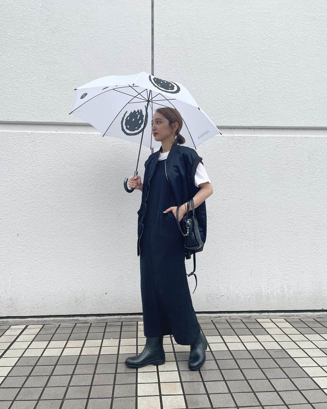 かんだまのインスタグラム：「梅雨ですねぇ☂️ビニール傘をいろんな所で無くしすぎて昔ユニバで買ったスヌーピー傘を使い始めたら、置き忘れることがなくなった☺︎笑  服はマルゥの新作ワンピ着てみた日。159cmで36サイズ着用。雨だったからレインブーツ合わせで。着回し動画撮ったのでまた改めて載せます🙆‍♀️  そしてこの日、なっちゃんがマルゥのバルーンワンピ可愛くきてくれてた！154cmで34サイズだって。ありがとう🫶  #梅雨コーデ #黒ワンピース #モノトーンコーデ #レインブーツ #marwunitedarrows #marw_ua #rimark #mackintosh #balenciaga #laguagem #だま服」
