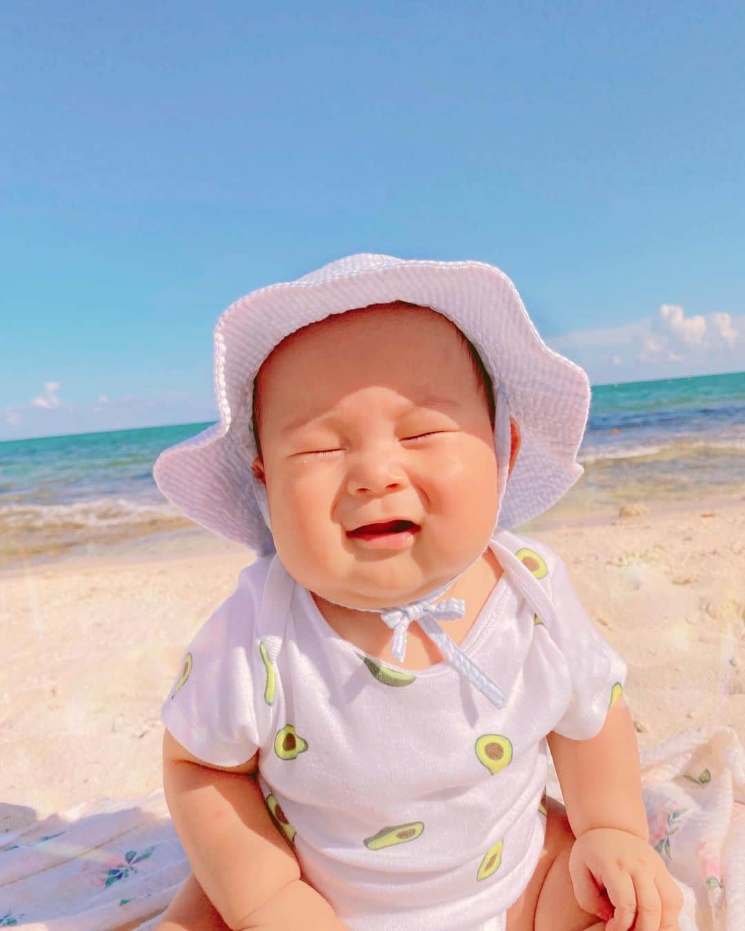 はるみんのインスタグラム：「.·˖*✩ ⁡ 生後6ヶ月のKaiくん👶 ⁡ メキシコの太陽が眩しくって 何枚撮っても目をつぶっちゃう😂🇲🇽☀️ ⁡ ⁡ 📍VIDANTA Riviera Maya (Mexico) ⁡」
