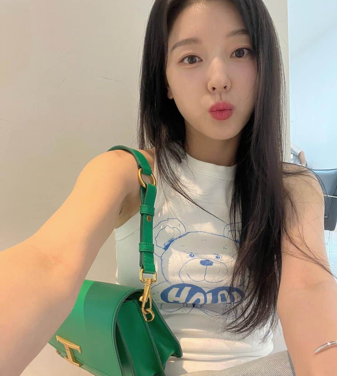 チョ・ウリのインスタグラム：「Hola💚」