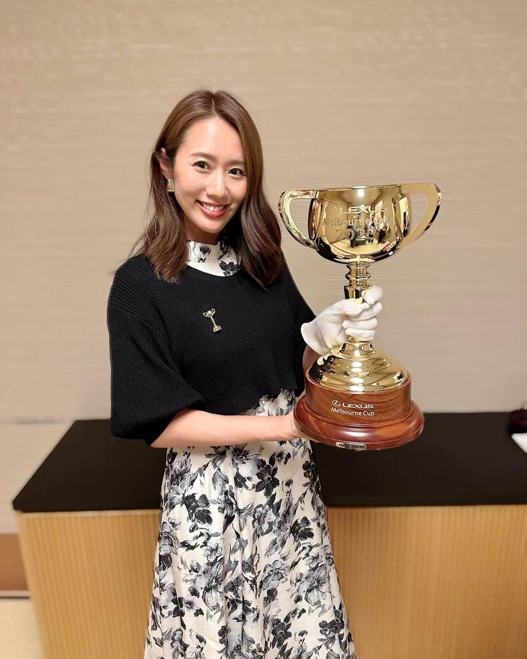 守永真彩のインスタグラム：「. . 【メルボルンカップ🏆】  実は先日、メルボルンカップを開催しているフレミントン競馬場の関係者とお会いする機会があり...なんと‼️ メルボルンカップの優勝トロフィー持たせて頂きました🏆  直接触ってはいけないので、しっかりとグローブをはめて。  実際の優勝トロフィーはずっしりと重たく、光り輝いておりました✨ 今年このトロフィーを手にするのはどの陣営なのか⁉️11月が楽しみですね😊  私もいつか、オーナーとしてこのカップを掲げられたらいいなぁ🤭 夢は大きく✨✨  貴重な経験でした☺️  p.s.  昨日は沢山の反響ありがとうございますはした😊 まずは、愛馬が無事にデビューしてくれる日を心待ちにしていたいと思います✨  良かったら、私の愛馬を通して一緒にオーストラリア競馬を楽しみましょー🎵  #メルボルンカップ #MelbourneCup #lexus  #本物 @flemingtonvrc」