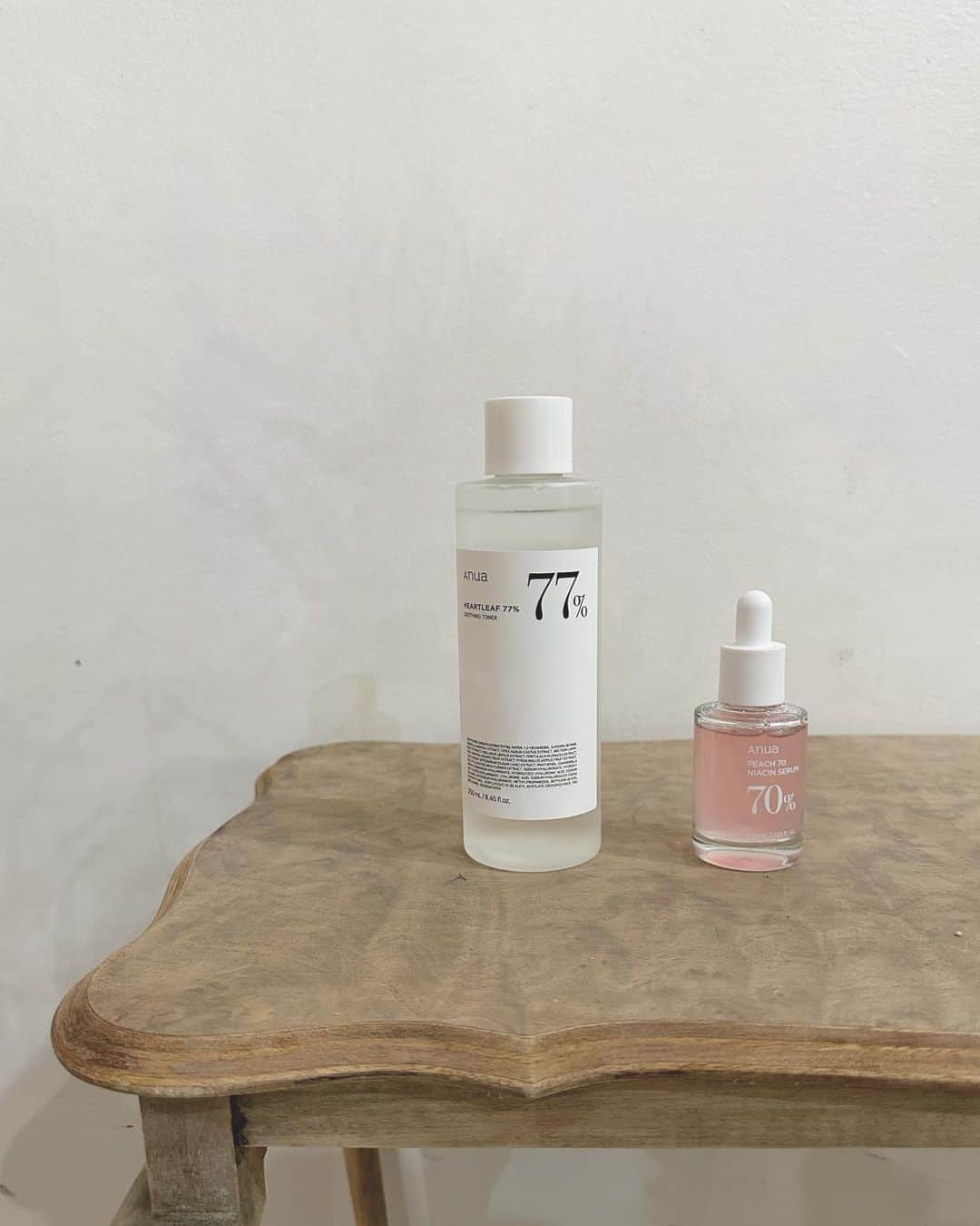 のインスタグラム：「最近のスキンケアを紹介するね𓂃  韓国コスメで大人気の 左　ANUA  HEARTLEAF 77% SOOTHING TONER ドクダミ77% スージングトナー  右　PEACH70 NIACIN SERUM 桃セラム  🌿ドクダミ77% スージングトナー  こだわった上質のドクダミから抽出したドクダミエキスを77%配合してるの。テクスチャーは水みたいにサラッとしてるけどちゃんと保湿力もある。 私は目周りが弱くて調子が悪いとすぐ乾燥しちゃうので、そうゆう時はいつも大丈夫な化粧水もしみて痛い時があるんだけどこれはしみない。敏感になった肌にも安心して使えるしお肌の調子も落ち着いてくるのでおすすめです  🍑桃70％ナイアシンセラム   美白成分ナイアシンアミドたっぷりの桃をまるごと、120時間かけて発酵・熟成したPEACHNIAを70%配合したセラム 自然が持つ力で、透明感のあるキメ天然由来のやさしい成分が肌にダメージを与えることなく肌のトーン、キメ、ツヤを美しく整えてくれるそう。とろみのあるテクスチャーでもそんなにベタつかず使いやすい。 ピンク色もかわいい🍑  お肌が敏感になっていて調子が不安定な時1本持っていると安心です #アヌア #anua#敏感肌#韓国コスメ#韓国スキンケア」