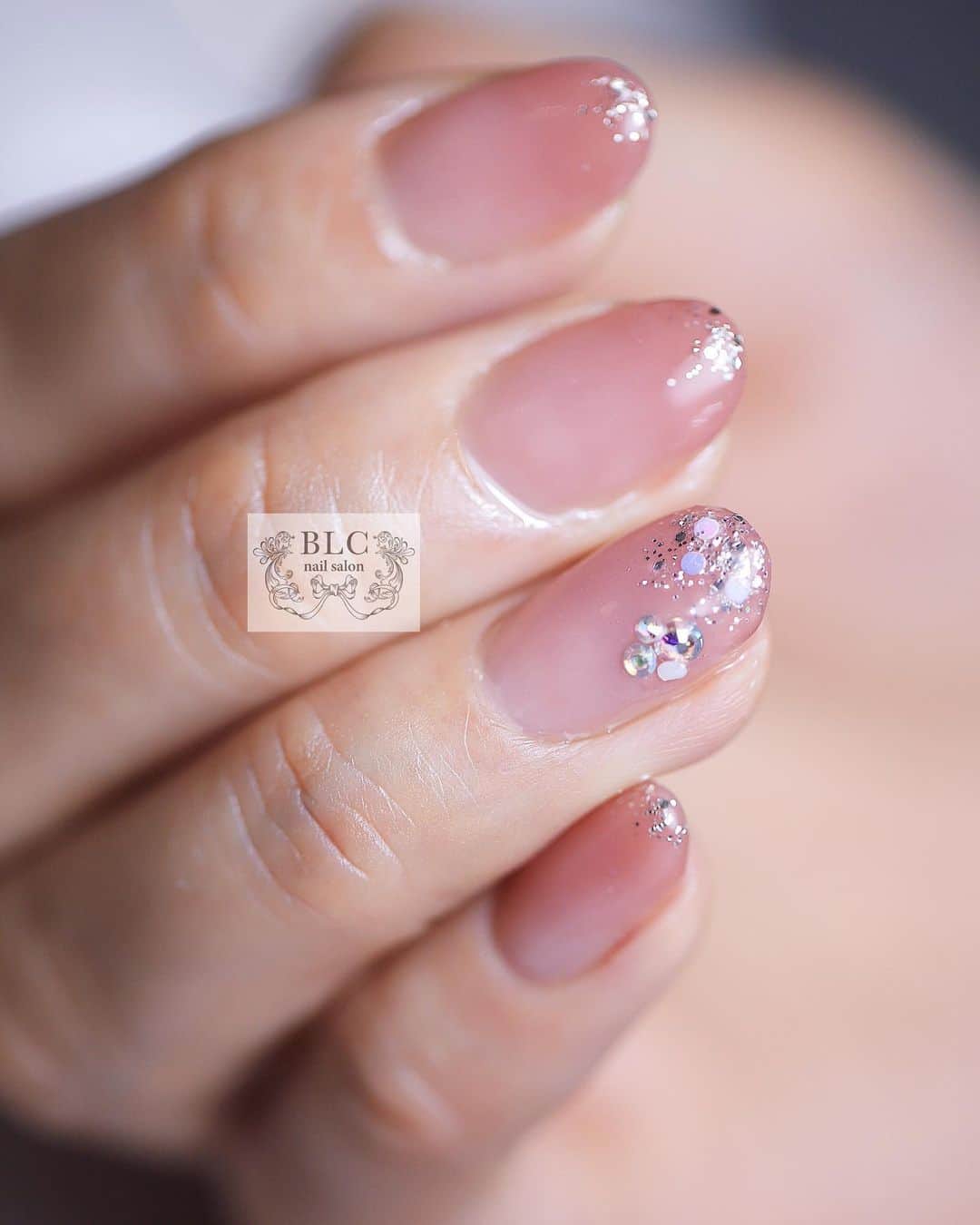 のインスタグラム：「シンプルネイル♡  深めグラデは @presto_official_nl  @nailsalon_filer  #フィレールカラー  FR004  @luxio  #034 シアーピンクを 最初に ワンカラーで 仕込んでおくと グラデの繋がりが綺麗♡  先端のラメホロは @blaze.online  ３つmixさせて使いました 少量でも輝きが強いから お客様と相談しながら 塗る範囲を調整♪  ーーーーーーーーーーーーーーーーーーー  ◾︎◾︎BLC nail salon◾︎◾︎ 新潟県新潟市中央区東中通1番町86-84nsテラス1F 025-211-4187 #新潟ネイルサロン   #BLCnail#blcnailsalon#nail #田辺さおり#新潟市ネイルサロン#新潟ネイル#ジェルネイル #フレンチガーリー#フレンチガーリーネイル#ガーリーネイル#akzentz #アクセンツ#luxiogel #新潟ブライダル#新潟結婚式#新潟ブライダルネイル#綺麗めネイル #ビジューネイル ーーーーーーーーーーーーーーーーーーーーー  @akzentz_nail  🇨🇦Nails Perfected - Only flom Akzentz Formulated and manufactured  in Canada」