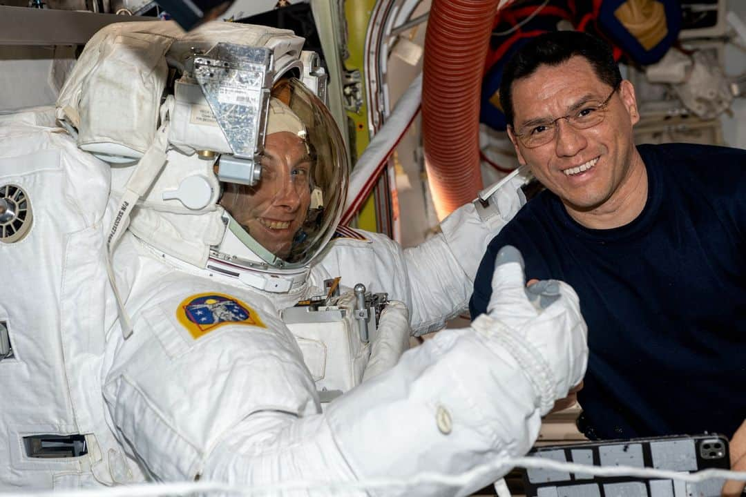 国際宇宙ステーションさんのインスタグラム写真 - (国際宇宙ステーションInstagram)「NASA astronaut Frank Rubio (right) assists NASA astronaut Woody Hoburg during a fit check of his spacesuit inside the International Space Station's Quest airlock.  Hoburg will go on another spacewalk on Thursday, June 15, with NASA astronaut Stephen Bowen (not pictured). The spacewalkers will install the orbital outpost’s sixth roll-out solar array on the opposite side of the starboard truss segment where they installed the fifth roll-out solar array on Friday, June 9.  #nasa #astronaut #walk #spacewalk #suit #spacesuit #international #space #station」6月14日 10時37分 - iss