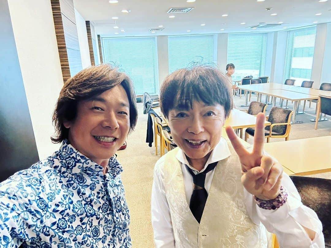 佐藤弘道さんのインスタグラム写真 - (佐藤弘道Instagram)「おさむお兄さんと偶然、お会いしましたぁ〜♡ お互い取材でした！  おさむお兄さんは番組をご卒業されて30年！ 僕は番組デビューから30年！ それぞれの取材だったみたいです(^^)  僕も「変わりませんね」と言われるけど、おさむお兄さんも本当に変わらない(^^) いつもパワフルでお会いすると宝くじに当たったくらい嬉しいです٩(^‿^)۶  これからも「坂田おさむ」お兄さんを目指して頑張ります！！！」6月14日 10時38分 - satouhiromichi023