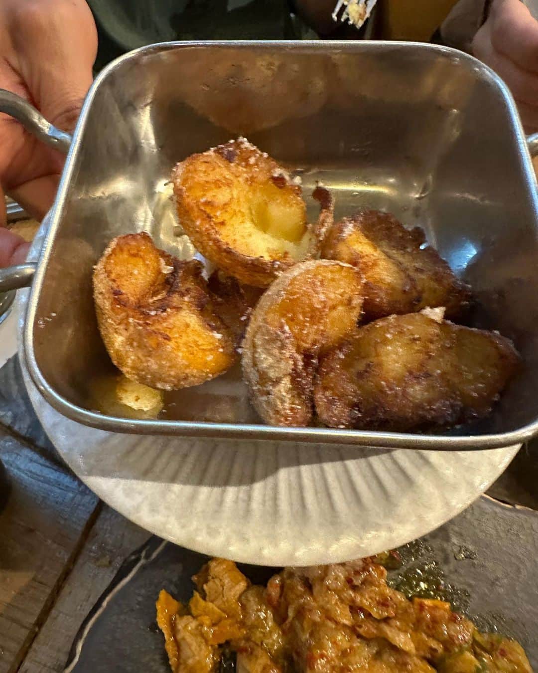 イトウジュン（タイ料理研究家）さんのインスタグラム写真 - (イトウジュン（タイ料理研究家）Instagram)「映える寿司居酒屋 お料理が載せきれない〜 スシブヤさんのお料理投稿　その③です 食べても食べても止まらない お気に入りのスシブヤさん　@sushibuya_stream  バースデー女子会 プレートも素敵  最高すぎるコスパとクオリティ 大食い女子5人で食べ飲みまくりで1人6,000円くらい しかもこのウニの手巻きや生スパークリングも混みで⁉️ 下に食べたものかき出してるので量見てね  通常なら3〜4000円くらいの客単価です　  今回食べたもの ★生ウニ手巻き　 のせすぎでしょ⁉️って、、ウニたーーっぷりで満足度高い ウニで乾杯🥂 ★生スパークリング 乾杯🥂はウニと共に ★お通し　ロプスタービスク 濃厚なスープがデミタスカップでいただけます ★あん肝の前菜もとろけた ★新鮮過ぎるホタテのにぎり ★ガーリックシュリンプ🧄🦐 美味しすぎてびっくり お酒進んじゃう〜 ★極上胡麻カンパチ 胡麻ってこんな美味しいの⁉️ カンパチ食べ終わった後も胡麻で飲めます😋✨ ★クマちゃんモナカ🐻🧸サーモンのお桜鱒の布団 中身は⁉️ 干し柿とバター🧈チーズ 食べてからのお楽しみ ★ガリシャーベットを乗せた冷やしトマト🍅 考えた人すごい、、口の中が猛烈にさっぱりする❣️ ★日本酒サーバー🍶からは 長野の豊香 ★まんま果樹ったグレープフルーツさわー オレンジサワー これはもうフルーツ生搾りたっぷりで嬉しい😆 ★穴子のポテサラ ちゃんと穴子がポテサラに合うって知りました ★イカソーメン🦑カラスミがけ にぎりでリピート決定 ★マグロタレユッケ これだーいすき✨❤️ アイスクリームのコーンに詰まったマグロユッケをコーンごと崩して混ぜていただきます🥰 ★キャベツバター🧈塩辛 これも止まらない〜 ★エビカニ🦀合戦 定番メニューの大好物 蟹味噌の巻き寿司の上に エビ🦐とカニたっぷりかけます ★サーモンブラン インスタ映えしまくりの サーモンとクリームチーズがモンブランみたいに巻き寿司の上にじゃんじゃんかかる ★濃厚抹茶アイス ★チーズケーキプリュレ ★フライドポテト🍟 ★ゲソ唐揚げ ★ウニクリームグラタン  これだけ食べてこんなコスパありえない‼️  深夜もオープン ランチも丼ものあり  渋谷に行くならここお勧めです🥰✨  平日　12〜14時半 17〜27時 土曜日　12〜27時 日・祝日　12〜23時 渋谷区渋谷3-21-3 渋谷ストリーム1階  #渋谷グルメ  #渋谷女子会 #バースデー女子会 #渋谷深夜営業  #寿司居酒屋 #外さない店 #渋谷 #ウニ好き #コスパ最高  #スシスタグラム  #カタカナスシ #インスタ映え料理」6月14日 10時32分 - junito.13