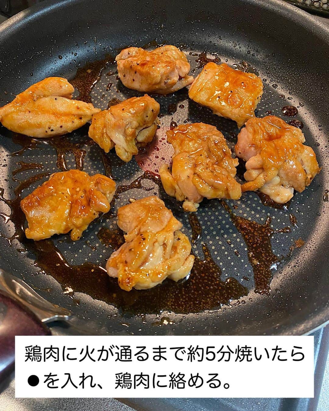 山本菜月さんのインスタグラム写真 - (山本菜月Instagram)「⁡ ⁡ ⁡ ⁡ ┈┈┈┈┈┈┈┈┈┈┈••✼ あまりがちな調味料で アジア風照り焼き ┈┈┈┈┈┈┈┈┈┈┈••✼ ⁡ ⁡ ⁡ こんにちは☀︎ なつき (@zubora_meshi_ )です！ ⁡ 今日は、買ったは良いものの 結構あまってるな〜😰 となりがちのアレを使って 夜ごはんにもお弁当おかずにもピッタリな アジア風に味付けをした照り焼きをご紹介します📝✨ ⁡ 鶏肉を焼いたらタレを絡めるだけなので とっても簡単🤗 ⁡ 良かったら作ってみてくださいね😌✨ ⁡ ⁡ ⁡ ｡.ꕤ⌒⌒⌒⌒⌒⌒ꕤ⌒⌒⌒⌒⌒⌒ꕤ.｡ ⁡ ⁡ ⁡ ⁡ 【材料2人分】 鶏もも肉 1枚 (250g) 薄力粉 適量 塩 少々 胡椒 たっぷりめに (胡椒は粗挽き推奨) ごま油 小さじ2 ⚫︎オイスターソース 大さじ1 ⚫︎みりん 大さじ1 ⚫︎砂糖 小さじ1 ⁡ 【作り方】 ①鶏肉を一口大にし塩胡椒を振り薄力粉をまぶす。 ②フライパンにごま油をひき中火にし 　①を皮目から焼く。 　焼き色が付いたら返す。 ③弱中火で大体5分程度焼いたら 　⚫︎を加えて絡める。 ⁡ 【メモ】 もも肉は胸肉でも作れます。 お弁当箱はレンチンできる曲げわっぱ風。詳細はハイライトの"お弁当"をご覧ください。 ⁡ ⁡ ⁡ ｡.ꕤ⌒⌒⌒⌒⌒⌒ꕤ⌒⌒⌒⌒⌒⌒ꕤ.｡ ⁡ ⁡ 最後までご覧頂きありがとうございます。 是非、食レポを聞かせてくださると嬉しいです♡ ⁡ ＊NATSU KITCHEN ＊」6月14日 10時34分 - zubora_meshi_