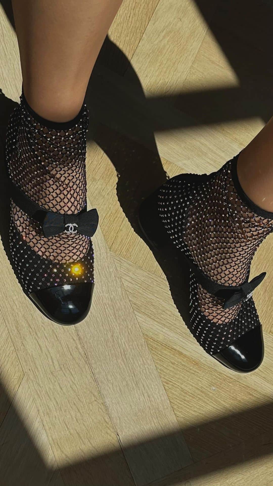 sananasのインスタグラム：「Tout ce qui brille @chanelofficial ✨Quand j’enfile ces chaussures j’ai ce même sentiment que lorsque ma maman me mettait des chaussures qui « faisaient de la lumière » 🥰」