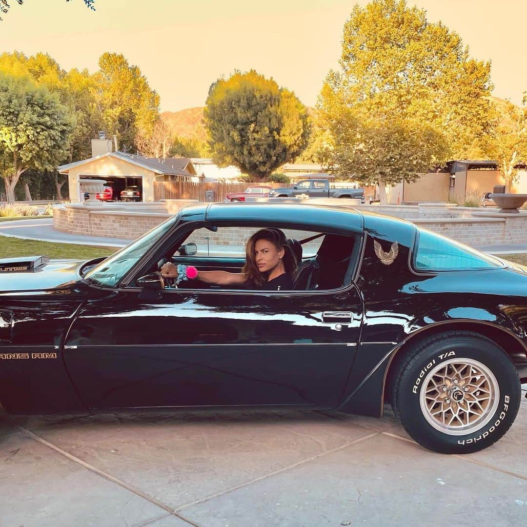 エヴァ・メンデスさんのインスタグラム写真 - (エヴァ・メンデスInstagram)「1981 Trans Am. 🖤  And yes those are my kids scrunchies on my arm. Tough Mami.   Scroll to see me at 19 with my first car - a 66 mustang with white vinyl top and original pony interior. ♥️」6月14日 1時45分 - evamendes