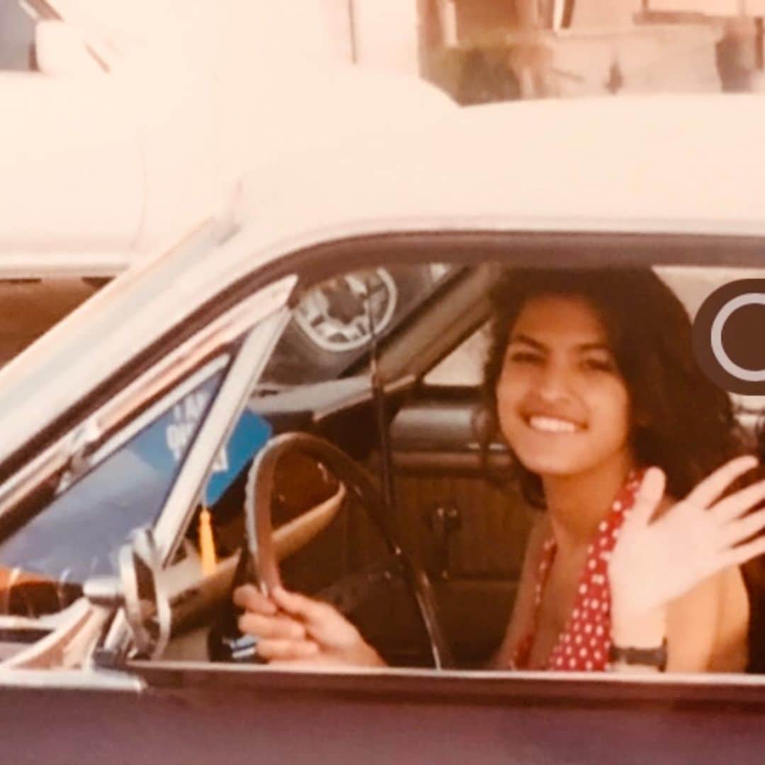 エヴァ・メンデスさんのインスタグラム写真 - (エヴァ・メンデスInstagram)「1981 Trans Am. 🖤  And yes those are my kids scrunchies on my arm. Tough Mami.   Scroll to see me at 19 with my first car - a 66 mustang with white vinyl top and original pony interior. ♥️」6月14日 1時45分 - evamendes