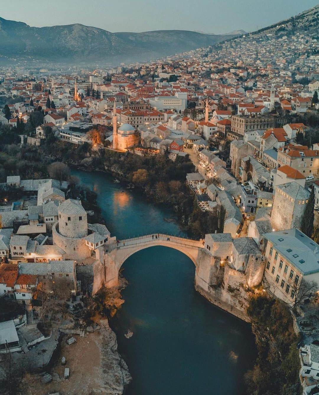 Earth Picsさんのインスタグラム写真 - (Earth PicsInstagram)「@nikola_vrkic —Stari Most (Old bridge) is a beautiful stone bridge in Mostar, Bosnia and Herzegovina, spanning the Neretva river. It is protected by two fortified towers known as the bridge keepers. Originally a wooden bridge, it was replaced in 1557 with a stone bridge by Suleiman the Magnificent. Stari Most is 13 feet wide, 100 feet long, and stands at a height of around 82 feet.  📸 @nikola_vrkic 📍Bosnia and Herzegovina 🇧🇦」6月14日 1時37分 - earthpix
