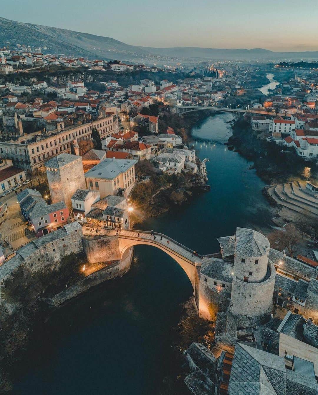 Earth Picsさんのインスタグラム写真 - (Earth PicsInstagram)「@nikola_vrkic —Stari Most (Old bridge) is a beautiful stone bridge in Mostar, Bosnia and Herzegovina, spanning the Neretva river. It is protected by two fortified towers known as the bridge keepers. Originally a wooden bridge, it was replaced in 1557 with a stone bridge by Suleiman the Magnificent. Stari Most is 13 feet wide, 100 feet long, and stands at a height of around 82 feet.  📸 @nikola_vrkic 📍Bosnia and Herzegovina 🇧🇦」6月14日 1時37分 - earthpix