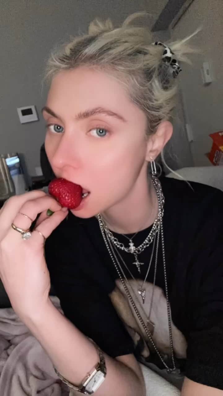 テイラー・モンセンのインスタグラム：「Breakfast of champions…」