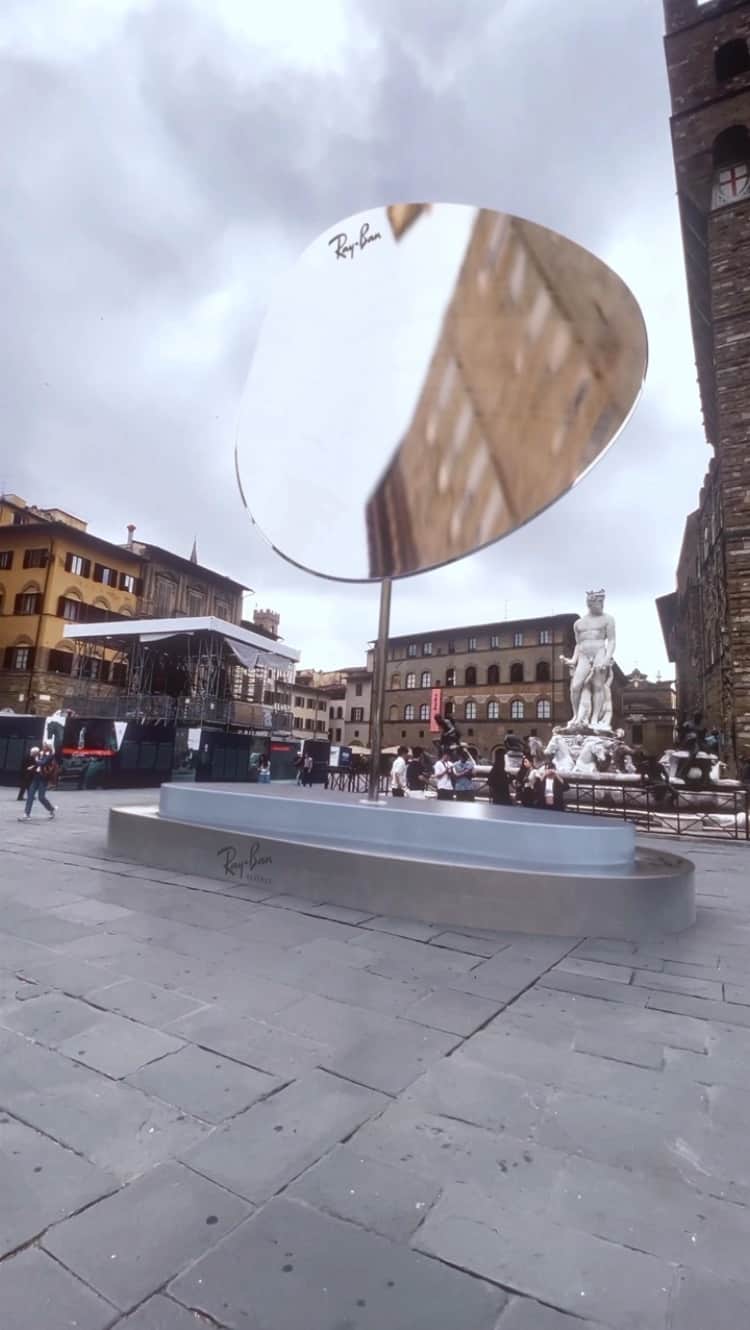 レイバンのインスタグラム：「June 14, Florence. Through the lens of #RayBanReverse」