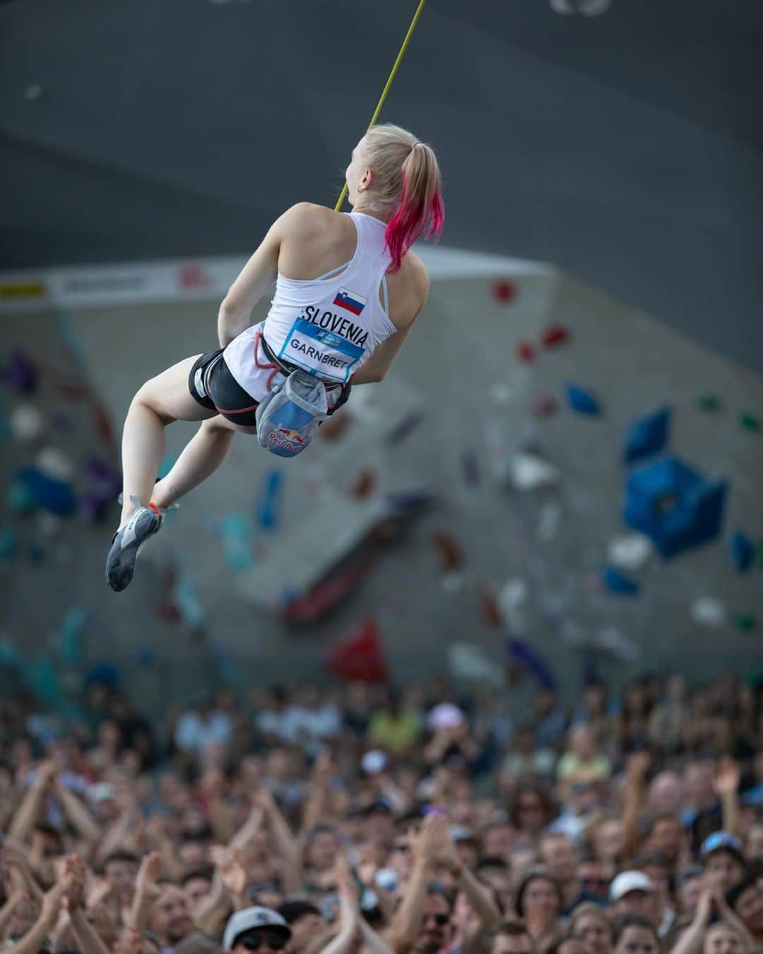 ヤンヤ・ガンブレットのインスタグラム：「Great memories of the World Cup in Innsbruck last year! 🤩 Looking forward to competing in both Bouldering and Lead again this year 🙌🏼  Qualification round starts tomorrow 🤩  📸: @zlu.haller  @redbull @redbullsi @adidasterrex @adidas @allianz @fiveten_official @camp1889outdoor @postanivojak @rhinoskinsolutions」