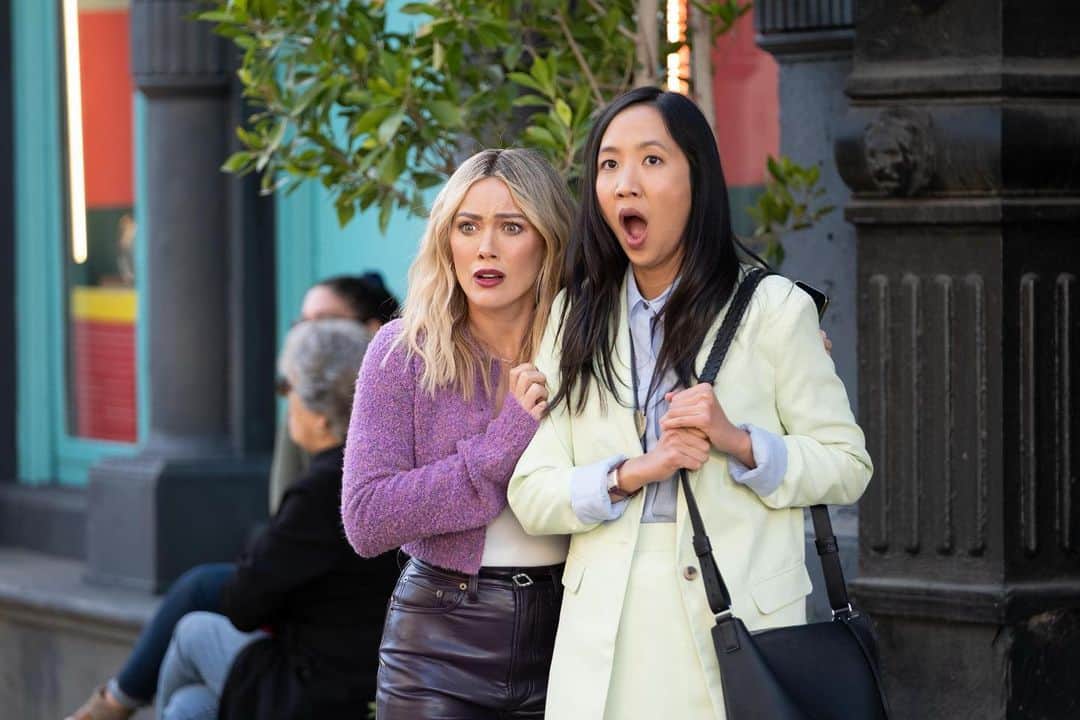 ヒラリー・ダフのインスタグラム：「Working girls - stay on that grind! 🥬 🥬 🥬 ! Who watched last nights epi ? And who can’t stop singing our tune??? Miss you @hanktina 🥹 miss you @himyfonhulu」