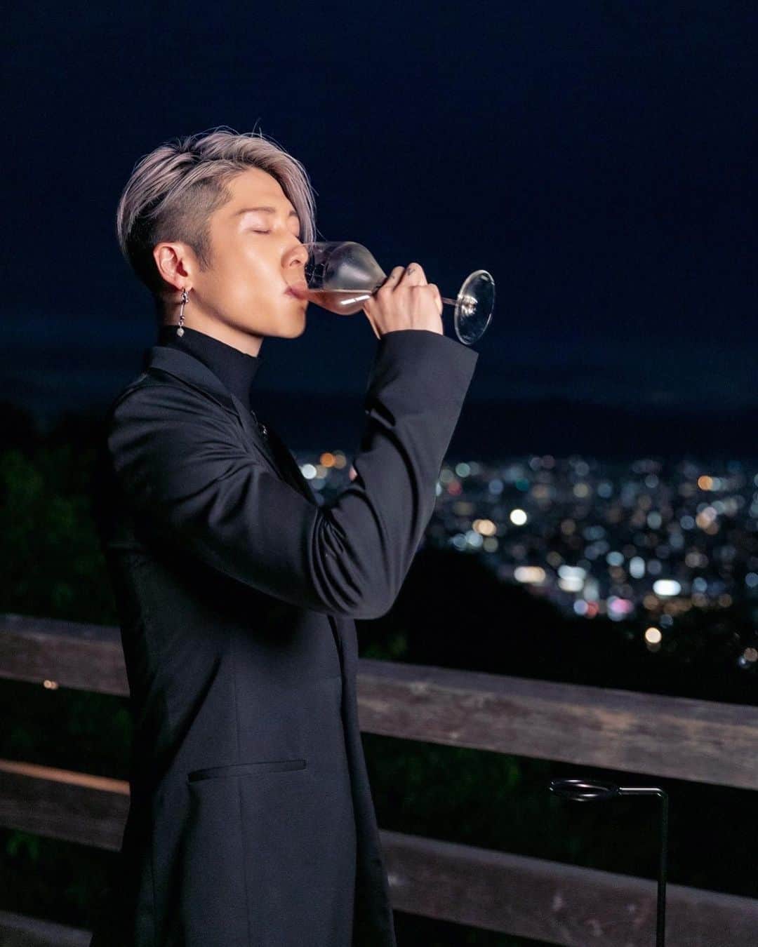 雅-MIYAVI-のインスタグラム：「It was such a surreal experience with Dom Perignon, especially at #ShougunDukaSeiryuden temple where you can over look the entire city of Kyoto and feel its history.   The marriage of the taste of rosé wise, scenery of Kyoto, and also the beautiful music specially made for this day all came together and created a beautiful chemistry in our mouths.   Furthermore, we were all blown away by the dinner prepared by the legendary chef Mr. Narisawa, which allowed us to savor the blessing of the earth through the taste. Every single dish brought out different dimensions of the Dom Perignon Rosé 2009. Unbelievable.  全てが幻想的でした。  京都市街を一望できる「将軍塚 青龍殿」で、この日のために作られた音楽に包まれて味わうロゼは別格で、長い歴史の中で築いてきた人間としての営み、ものづくりの尊さを感じながら味わっていました。  成澤シェフのディナーも素晴らしく、大地の恵みを感じさせながら、一品一品口へ運ぶごとにロゼから新しい表情を引き出してくれました。  長谷川京子さんや中村獅童さん、三吉彩花ちゃん、étéなっちゃんと一緒で、みんなで楽しく食事を堪能させていただきました。素晴らしい経験をありがとうございました。  🙏🏻」