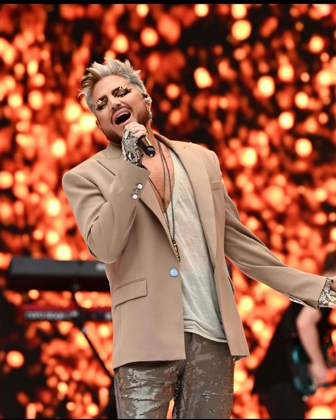 アダム・ランバートさんのインスタグラム写真 - (アダム・ランバートInstagram)「Had a ball singin for 80,000 at Wembley Stadium for  #summertimeball! Thank you @capitalofficial for having me! Loved running into the one and only @kylieminogue #padam !!!  📷: Global/Shutterstock」6月14日 1時54分 - adamlambert