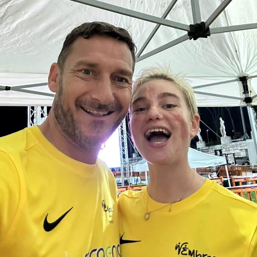 ベアトリーチェ・ヴィオのインスタグラム：「Niente può fermare il cambiamento 🦾🎉😉  🙏 Grazie ai tantissimi ospiti che ieri hanno arricchito l'11esima edizione dei nostri Games, scegliendo di divertirsi con noi e di mandare un messaggio importante alla nostra società.  🙏 Grazie ai partner che credono fortemente nella nostra visione del mondo e ci sostengono nella realizzazione di eventi indimenticabili.  🙏 Grazie a tutti i volontari che decidono di essere spontaneamente parte del cambiamento. Siete fondamentali.  🙏💚 Infine grazie a tutti voi, calorosissimo pubblico, che nonostante la pioggia incessante avete voluto partecipare a questa festa. Il vostro attaccamento alla nostra causa e la vostra presenza è stata emozionante.  👋🏻 Ci vediamo il prossimo anno per rivivere un'altra straordinaria notte di festa e divertimento con i #WEmbraceGames. . . 📸 BIZZI TEAM #art4sport #WEmbrace @toyota_italia @sorgeniaofficial @cornettoit @rilastil」
