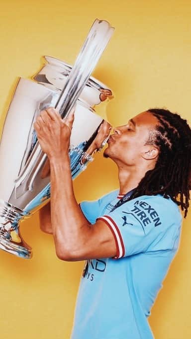 ナタン・アケのインスタグラム：「Wow, what a season! Thank you to all the fans for the support throughout the season! It has been incredible what we’ve done together! Have a good summer blues and see you soon! 💙 @mancity」
