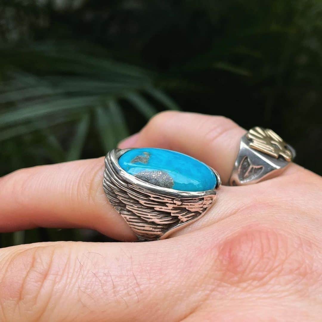 アレックスストリーターのインスタグラム：「Born to Fly 🪽 The Turquoise Wing Ring, originally carved by #AlexStreeter in the late 1970s… #americana #vintagestyle   📸@cream_officialstore」