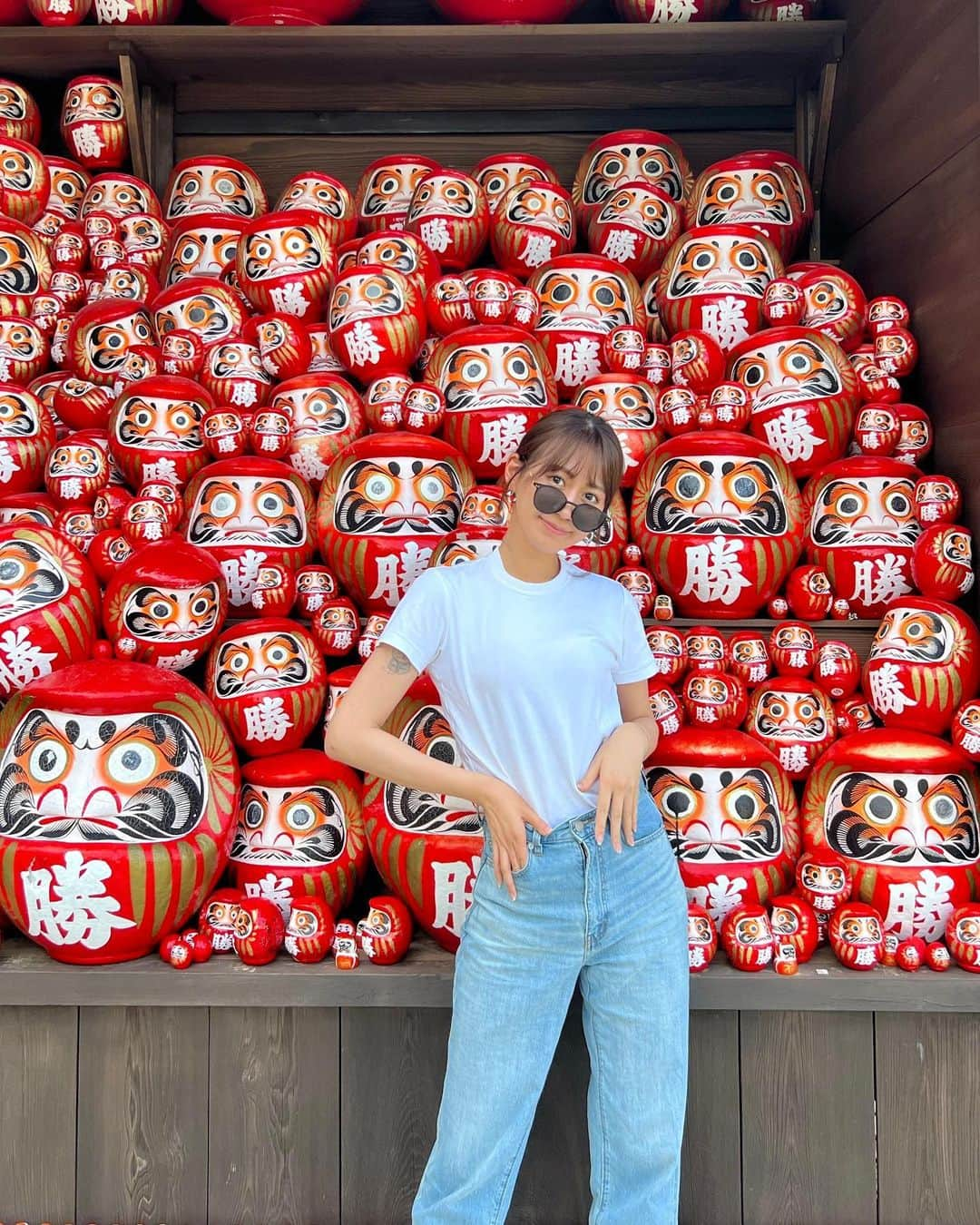 照井和希のインスタグラム：「自然にいっぱい癒された日⛰🌳  最後の一枚は滝見てマイナスイオン感じながら アイス食べる後ろ姿。猫背。シュール😂笑  #箕面の滝 #滝 #勝尾寺 #愛犬とお出かけ」