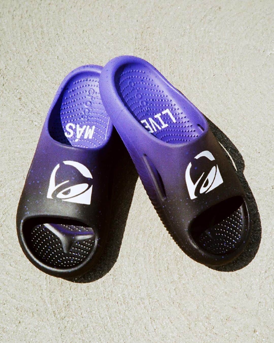 Taco Bellさんのインスタグラム写真 - (Taco BellInstagram)「Live Más. Stay Mellow. Taco Bell X @crocs is here starting 6/28.   Available for purchase starting 6/28/23, while supplies last only at crocs.shoes/TacoBell. ©2023 Taco Bell IP Holder, LLC.」6月14日 2時08分 - tacobell