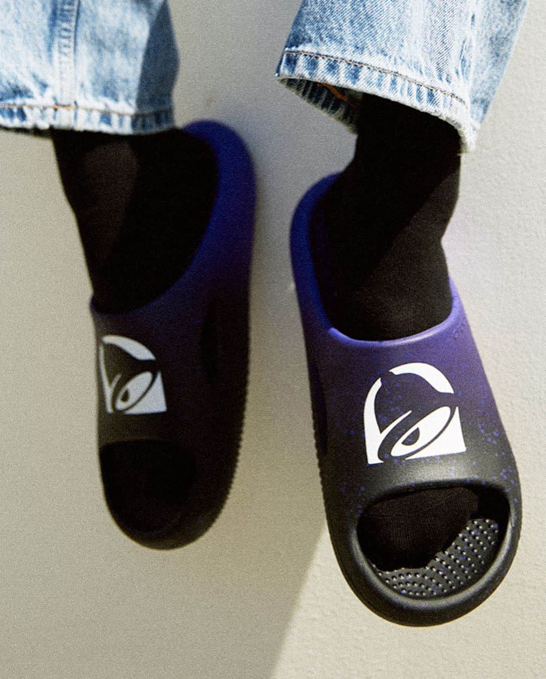 Taco Bellさんのインスタグラム写真 - (Taco BellInstagram)「Live Más. Stay Mellow. Taco Bell X @crocs is here starting 6/28.   Available for purchase starting 6/28/23, while supplies last only at crocs.shoes/TacoBell. ©2023 Taco Bell IP Holder, LLC.」6月14日 2時08分 - tacobell