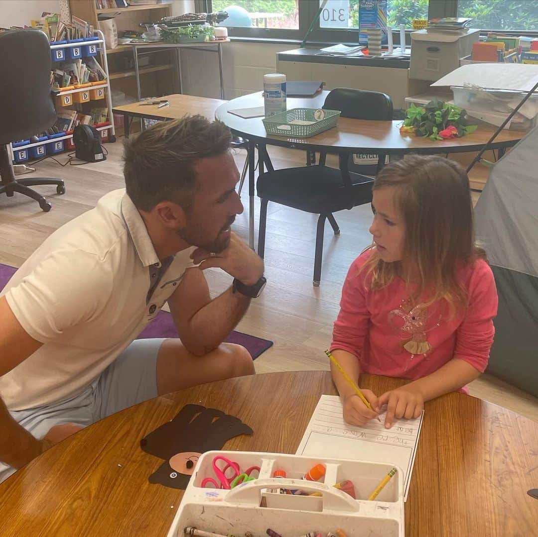 クリスティアン・フックスのインスタグラム：「Back to school… with my kids!」