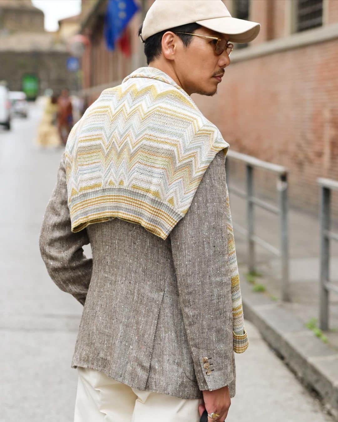 のインスタグラム：「"Pitti Uomo 104 Day-1"◀◀︎◀︎4PICS リネン、シルク、スエード、夏のナチュラルカラーをとことん楽しむスタイリング。  【ITEM】 Jacket： @belvest  Knit： rencontrant Cardigan： @missoni  Trousers： @tangent.clothing_official  Shoes： @colehaan 80's Cap： @helen_kaminski  Eyewear： @oliverpeoples   #beamsf #pittiuomo #classicmenswear #vintageclothing #sprezzatura #ootdmen」
