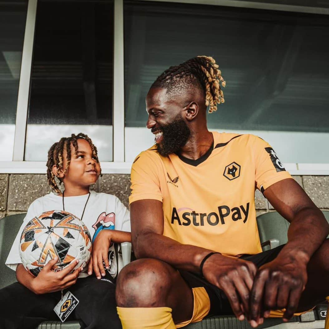 バカリ・サコさんのインスタグラム写真 - (バカリ・サコInstagram)「I feel so Honoured and proud to be able to wear that gold and black shirt once again. I was so happy to see some old(new) faces. This experience will forever be in my memory. Thanks to the amazing staff we had over there. Once a wolf always a wolf 🧡🐺 @wolves @tst7v7」6月14日 3時00分 - baky_sako