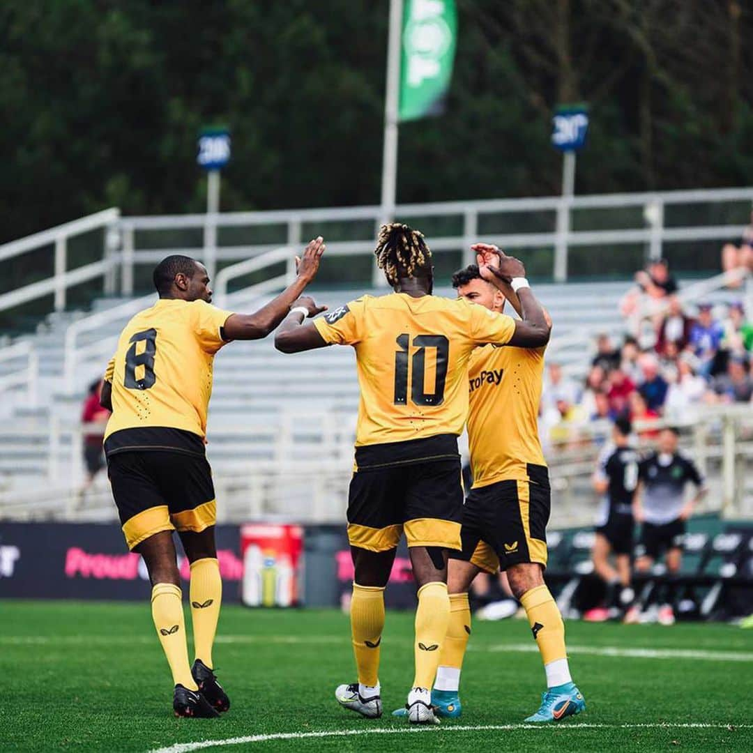 バカリ・サコさんのインスタグラム写真 - (バカリ・サコInstagram)「I feel so Honoured and proud to be able to wear that gold and black shirt once again. I was so happy to see some old(new) faces. This experience will forever be in my memory. Thanks to the amazing staff we had over there. Once a wolf always a wolf 🧡🐺 @wolves @tst7v7」6月14日 3時00分 - baky_sako