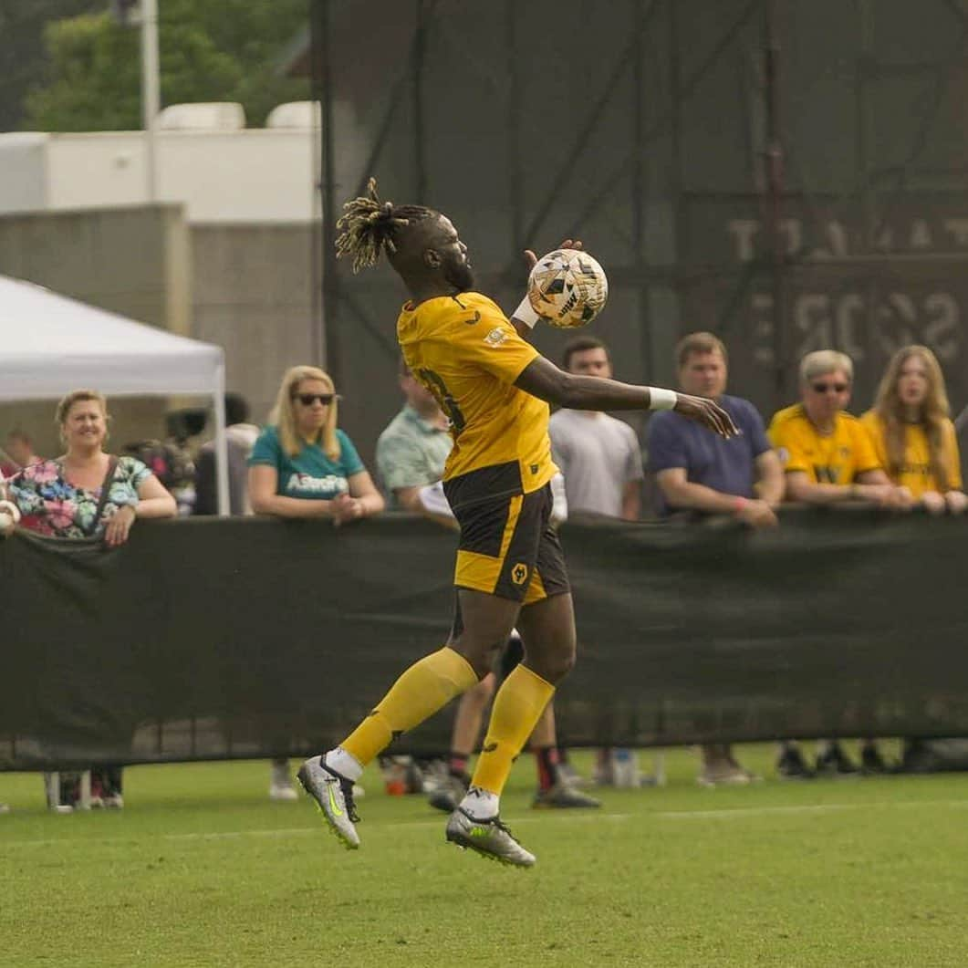 バカリ・サコさんのインスタグラム写真 - (バカリ・サコInstagram)「I feel so Honoured and proud to be able to wear that gold and black shirt once again. I was so happy to see some old(new) faces. This experience will forever be in my memory. Thanks to the amazing staff we had over there. Once a wolf always a wolf 🧡🐺 @wolves @tst7v7」6月14日 3時00分 - baky_sako