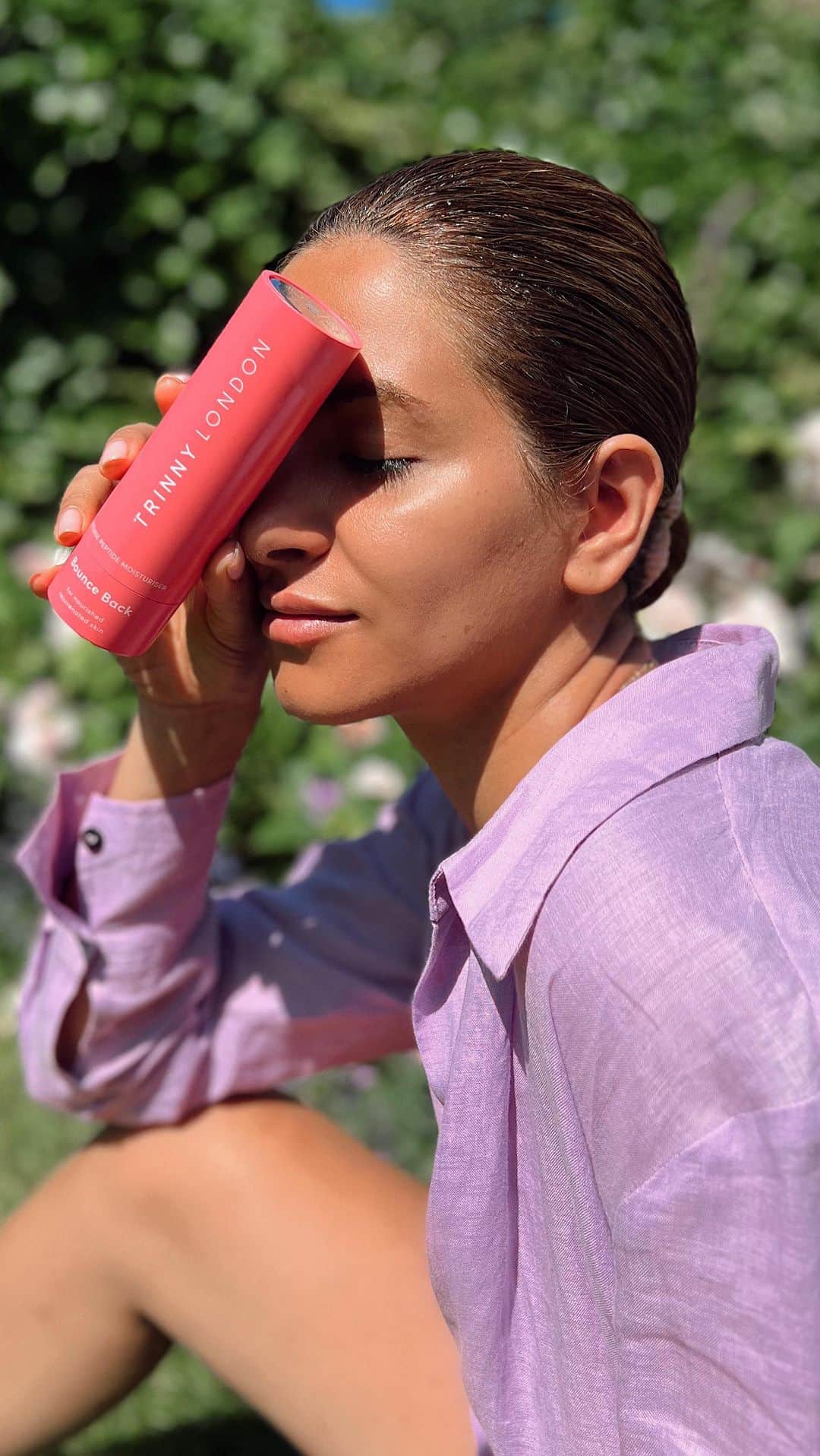 Sarah Angiusのインスタグラム：「AD my skin has been looking it’s best lately so I’m sharing my current favorite Trinny London products with you that I’ve been using for quite some time now. #TrinnyLondon  Products:   Cleanser: Be Your Best  Exfoliate: Toptoe In  Serum: Plump Up  Moisturiser: Bounce Back」