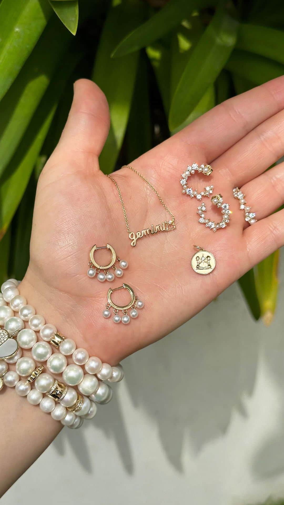 のインスタグラム：「It’s Gemini Season ♊️ The celestial twins, Gemini’s are centered in their dual-natured personalities and are constantly on the go. Pair the Gemini birthstone, Pearl, with Zodiac pieces to channel all the good energy.  #SydneyEvan #GeminiSeason #Zodiac」