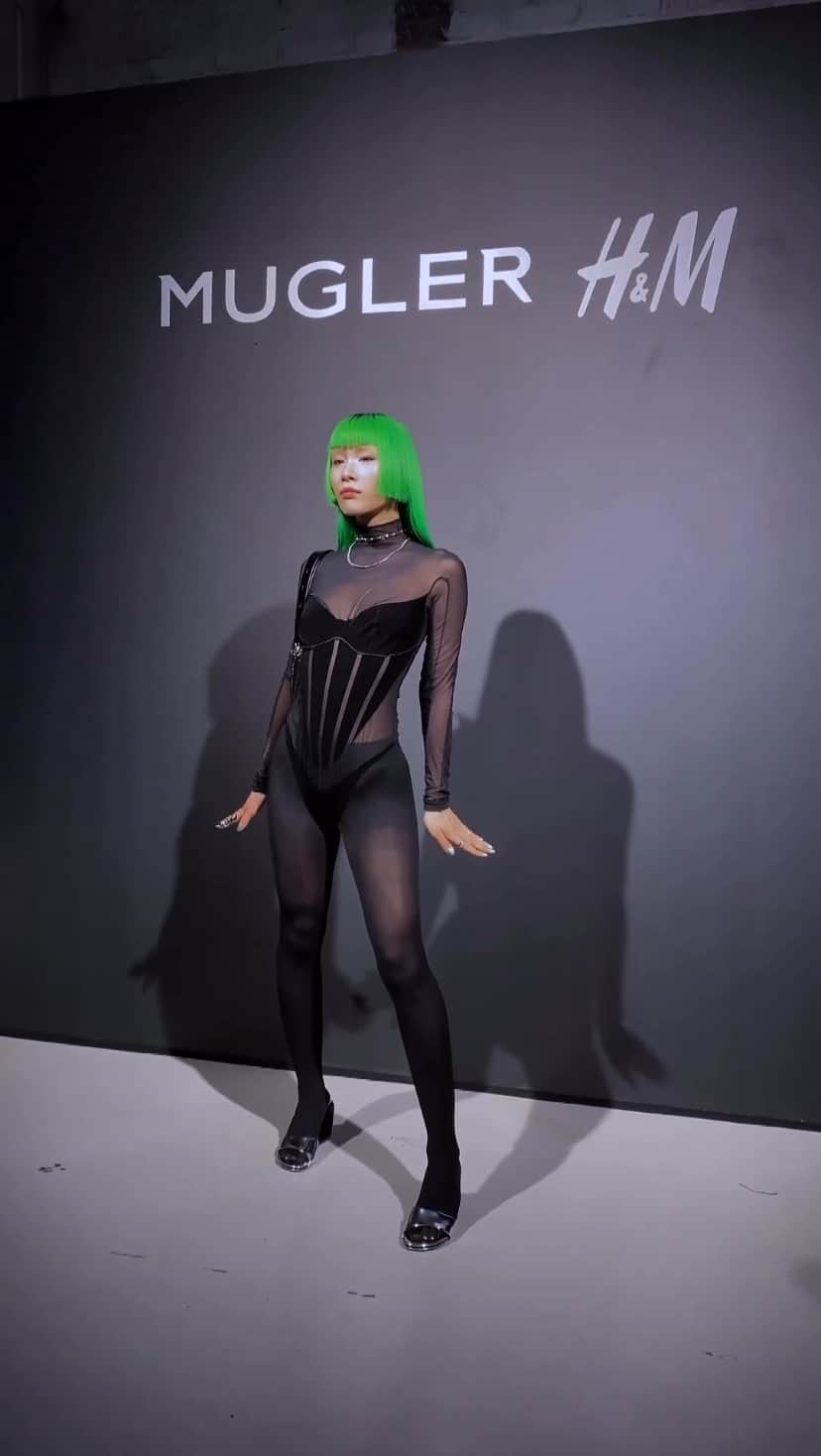 のインスタグラム：「Bold Steps in Mobius Hi 💚/// @alyyspace . . . #unitednude #SS23 #sculpturalheels」