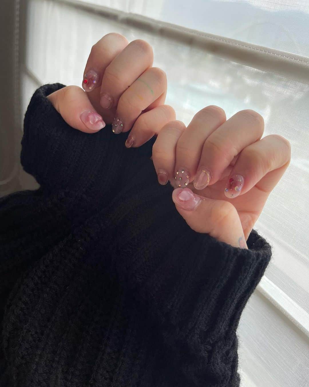 のインスタグラム：「この前ネイルサロン『D-glow』 @d_glow.nail さんにお邪魔してきました💅  完全プライベートネイルサロンで、1日2組限定なんだとか！  約5ヶ月ぶりのネイルだったんだけど、お店の中見渡すとサンプルネイルもパーツも全部可愛すぎて、、、、 定額デザインから選んだんだけど、どれも可愛すぎて選ぶのに30分くらいかかりました😂  デザイン決定した後に、好みの色に変更してくれて、パーツも自分好みに変更してくれて、本当に自分好みのネイルが完成しましたっ🩷  爪が可愛くなるとテンションも上がるよね〜🥰  @nailbook.jp #nailbook #PR #金町ネイルサロン  #ニュアンスネイル #韓国ネイル #戸ヶ崎ネイルサロン #ワンホンネイル  #水元ネイルサロン  https://nailbook.jp/nail-salon/31593/」