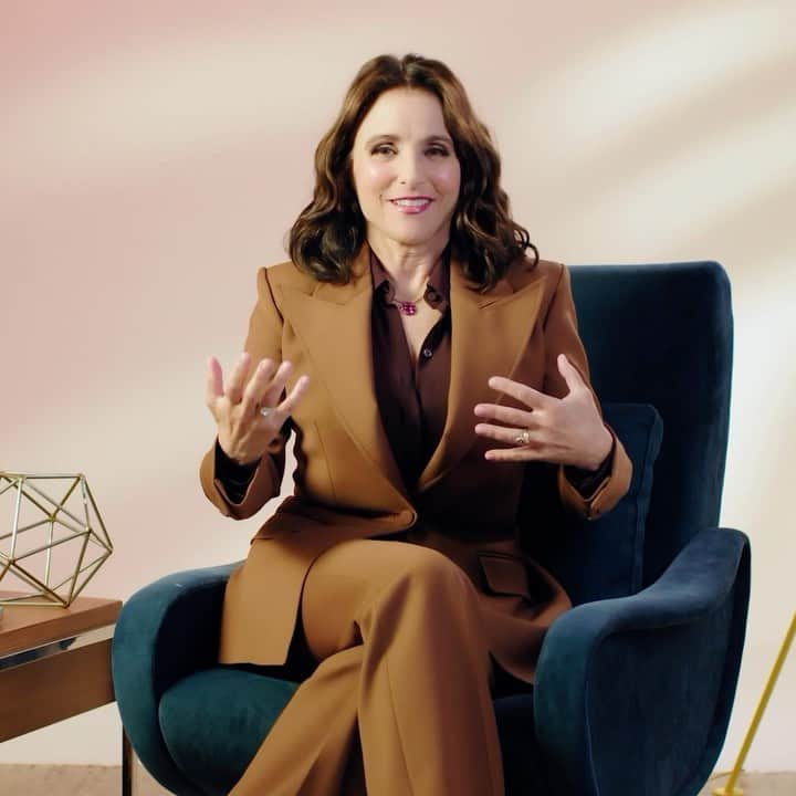 ジュリア・ルイス＝ドレイファスのインスタグラム：「Hollywood gossip @veephbo @vanityfair」