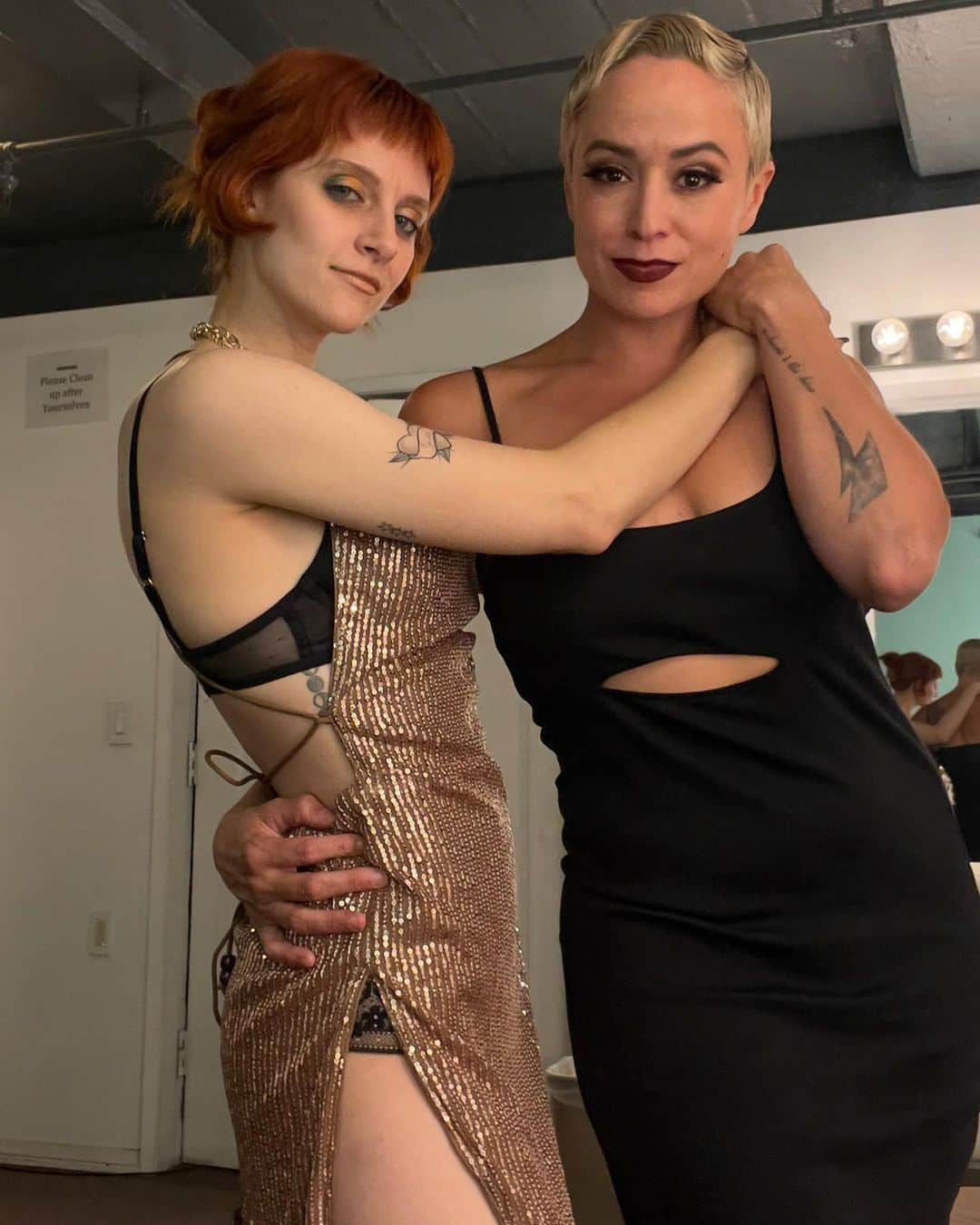 のインスタグラム：「your soon to be favorite tv wives on a night shoot in their 3rd project together ✨@houseofvenskus」