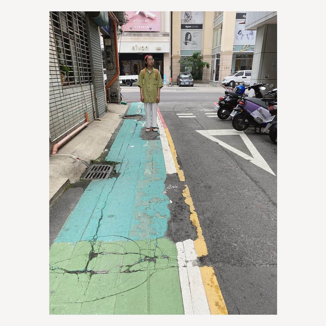 松本野々歩のインスタグラム：「台湾旅日記　Day2  台中  朝　リューさんとウーさんが車でお迎えに来てくれる  移動の間　お家から持ってきてくれた スイカとパイナップルと　グァバをいただく なんてフレッシュで　美味しいの 特にグァバは　はじめての味でほんとに好みだった  さて 今日はどこに連れて行ってくれるのかしら〜 （私たち史上最も快適な旅だわ）  着いたのは鹿港とゆう歴史的な古い町  まずはお昼ご飯 海老のすり身ボール入りの麺や ソーセージのような料理 野菜炒めも安定の美味しさ  テレビから 子どもがなりたい職業ランキングが流れてきて 日本と台湾の似てるところ　違うところについて 話したり  そして町をぶらぶら  立ち寄った寺院では 二人がお祈りの仕方を見せてくれた  とてもとてもじっくりと何度も手を合わせ　頭を下げる 素敵な作法にうっとり  町を歩いてまわったり 素敵なカフェでお茶をしたり のーんびり  ウーさんがよく 町の人に道を聞いたり　何かを尋ねたりするんだけど もちろん何を話しているかわからないけれど 明らかに　その会話の時間が長い  親切に答えてるのがわかる 毎回会話が弾んでいる とても優しい雰囲気が伝わってくる なんだかそれが　印象的だった  そろそろ台中の街に帰ろうか と車に乗り込み 大通りを走っていると スピーカーから陽気な声と音楽 そしてピカピカ光る不思議な大きな箱？  「えーー！何あれー？気になるー！！！」と言うと すぐに車を止めてくれて 見ておいでと言ってくれる  見に行ってみると　お寺の真ん前で 人形劇！  だーれも観ていない 車やバイクがビュンビン通る大通りで 陽気な音楽が流れ これまた陽気な登場人物が会話をしたり歌ったりしている  どうやら近々やるらしいお祭りで 上演するよ　の宣伝だったよう  街中に突然現れる人形劇（舞台が車になっている）なんて 大好物すぎる  珍しいもの見れたね！と台湾の人にも言ってもらえて なお嬉しい  夕方　 リューさんとウーさんの娘アキちゃんと合流  わたしのリクエストで漢方屋さんに連れて行ってもらう  湿疹が出ちゃうと症状を見せて どんなお薬を調合してくれるのかしらー と　出してくれたのは「ハトムギ」  炊いて食べなさいとのこと  お薬的なものを期待していたからびっくりしたけど あとあと考えると なんだか深いなぁー　 結局　普段の食なんだなぁーと思う  漢方は詳しくないけれど 本当に奥が深そう もっと興味が湧いてきた  夜ご飯は　前に来た時も連れてきてくれた 「酸白菜鍋」のお店  恋しかったよぉーー やっぱり　大好き  二人はお酒を飲まないから 私たちも飲まず みんなで　発酵白菜のジュースを飲みながら  たくさん食べてるのに 益々体が軽くなっていく！  ほんとうに　台湾きて 体が喜んでるのよ もちろん心も  また明日ね　と手を振り ビールを一杯だけ飲んで おやすみ」