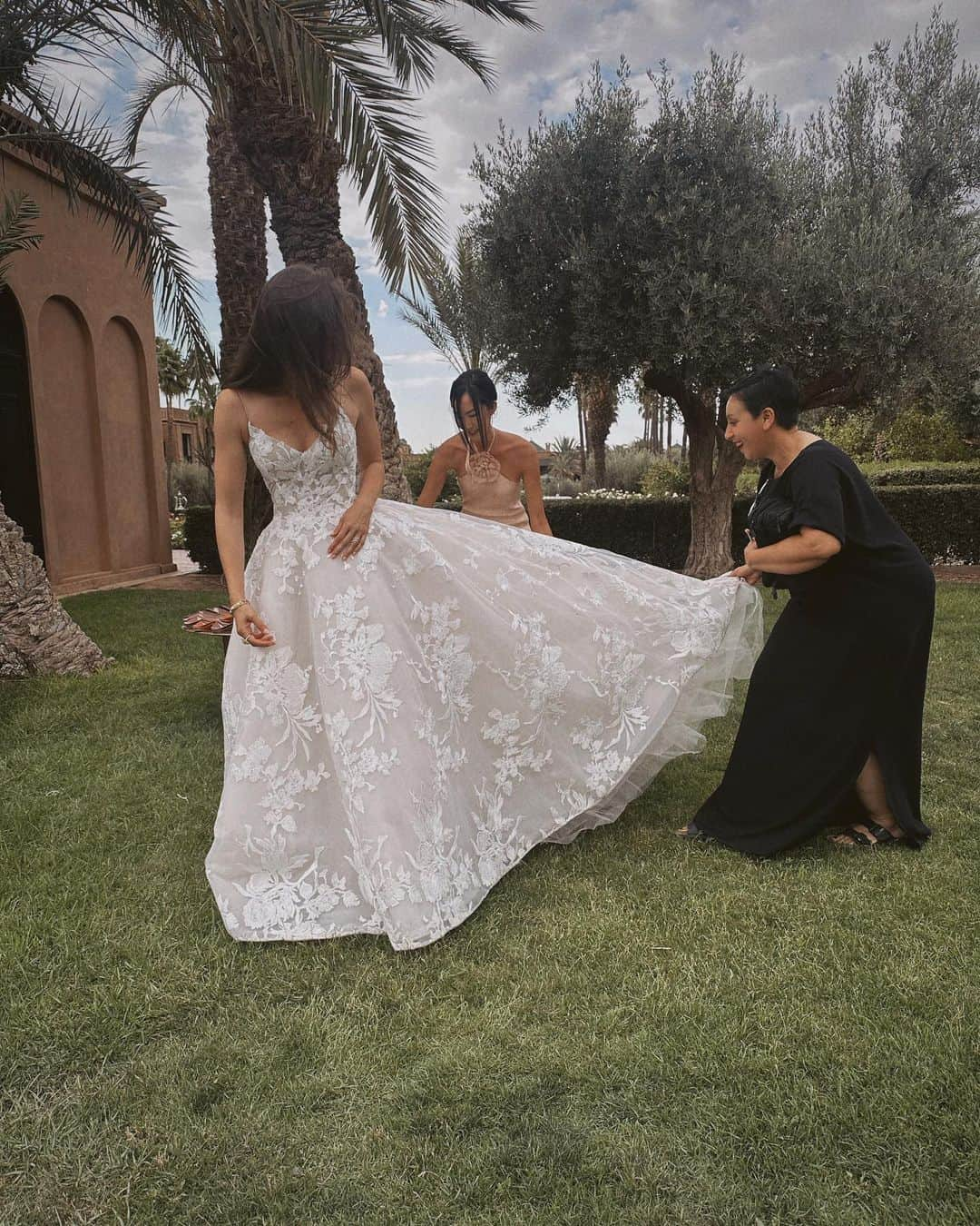 クリッセル・リムさんのインスタグラム写真 - (クリッセル・リムInstagram)「In Morocco to celebrate my dear friend @hanane.elmoutii & @marc.ange ‘s wedding at the gorgeous @selmanmarrakech 🇲🇦 so excited to be back. I think it has been about 8 years since I’ve been here! Also thank you @rodarte for this gorgeous dress.. totally in love 🫶🏻 #selmanmarrakech」6月14日 2時38分 - chrisellelim