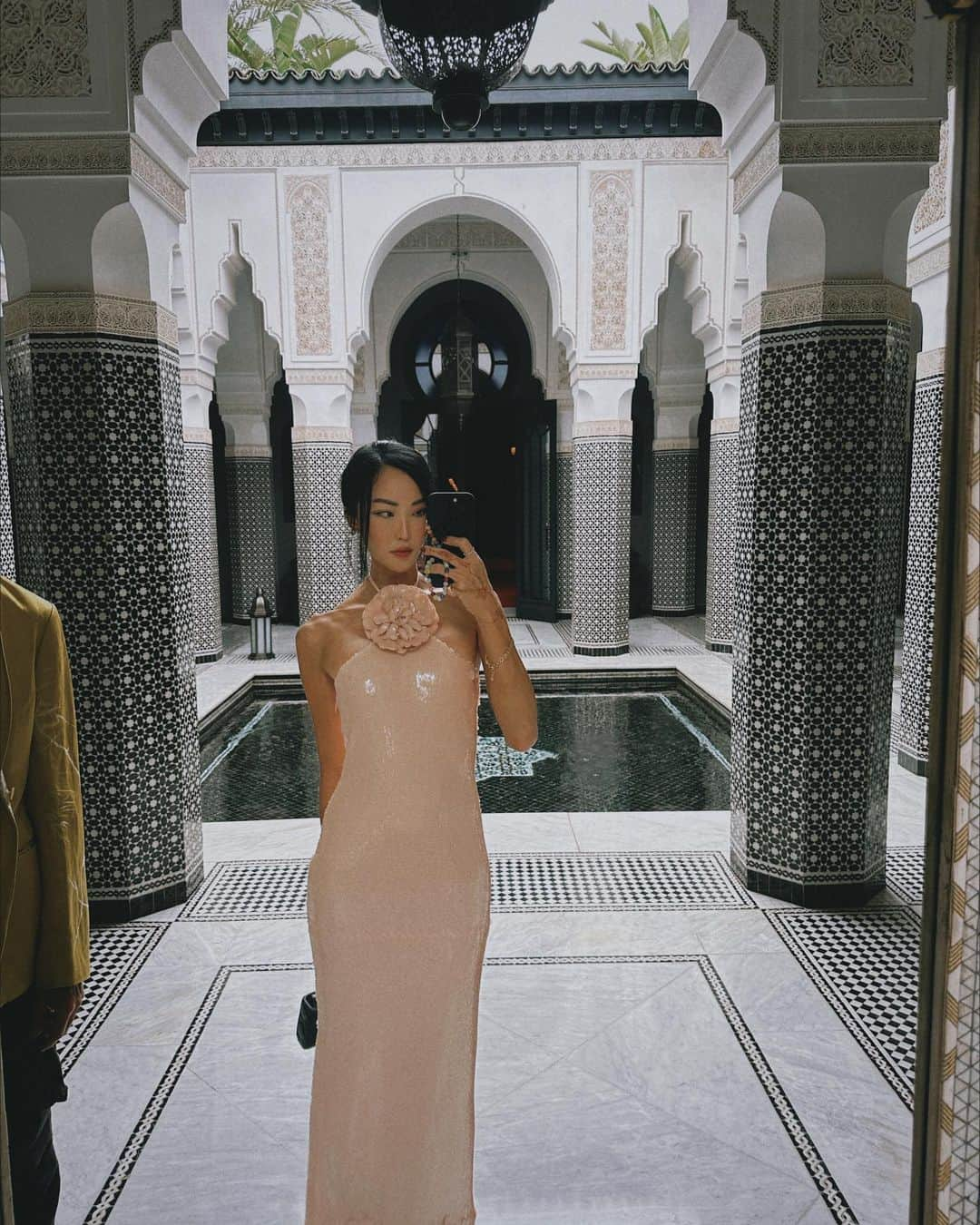 クリッセル・リムさんのインスタグラム写真 - (クリッセル・リムInstagram)「In Morocco to celebrate my dear friend @hanane.elmoutii & @marc.ange ‘s wedding at the gorgeous @selmanmarrakech 🇲🇦 so excited to be back. I think it has been about 8 years since I’ve been here! Also thank you @rodarte for this gorgeous dress.. totally in love 🫶🏻 #selmanmarrakech」6月14日 2時38分 - chrisellelim