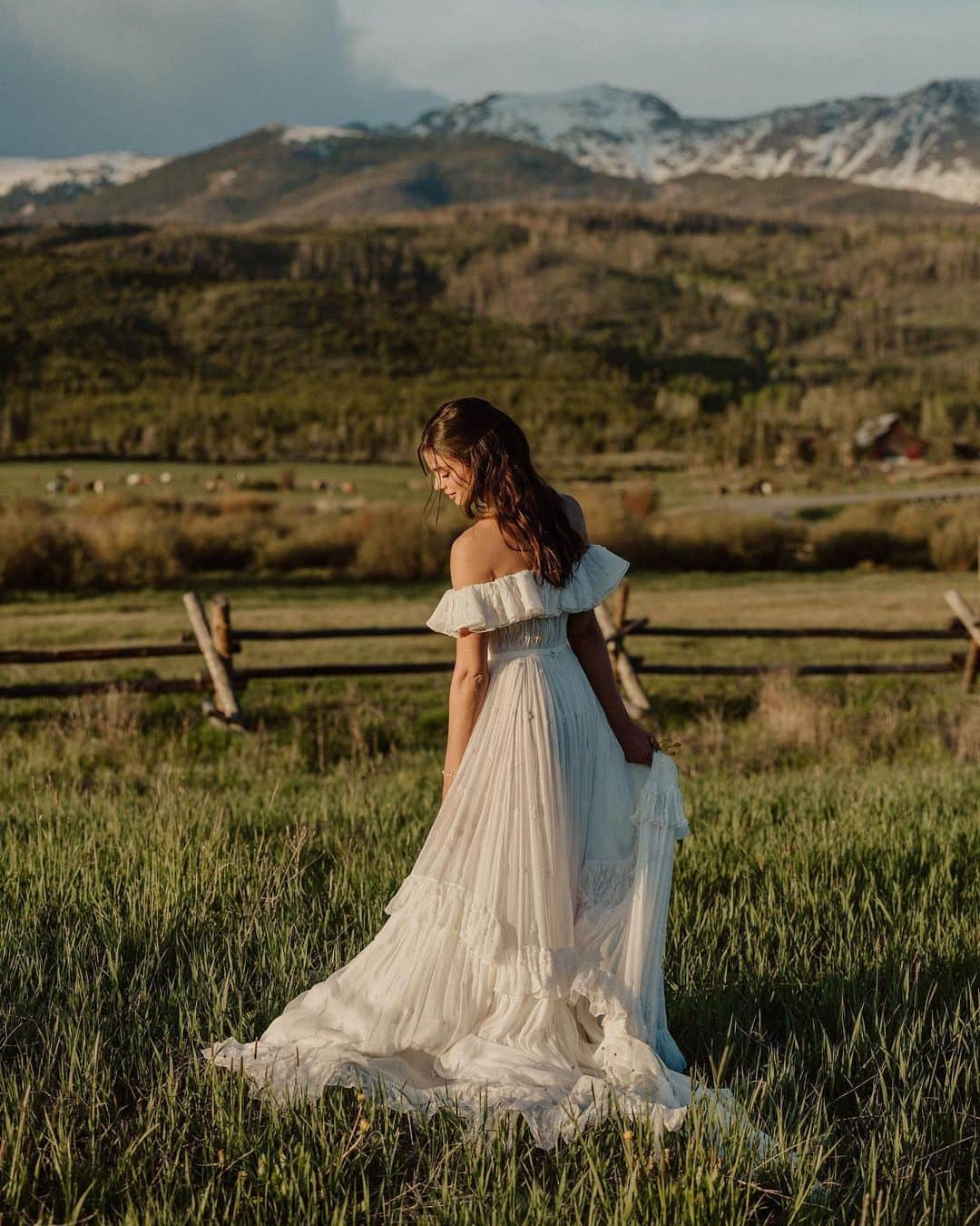 テイラー・ヒルさんのインスタグラム写真 - (テイラー・ヒルInstagram)「@taylor_hill and Daniel Fryer are married! The couple worked with Hanna Peterson of @table6productions to plan their wedding weekend, held at Devil’s Thumb Ranch in Colorado. “As much as I travel for work—I have literally been [going] non-stop since the age of 14—Colorado has always been my constant, my rock, my home, and my heart. That is until I met Danny. Danny makes me feel home wherever we are. I wanted to share this once-in-a-lifetime moment with all our loved ones in my constant, favorite place, Winter Park, Colorado,” shares the bride. Tap the link in our bio to see exclusive photos from the couple's Western-inspired wedding. Photos: @cedarandpines」6月14日 2時39分 - taylor_hill