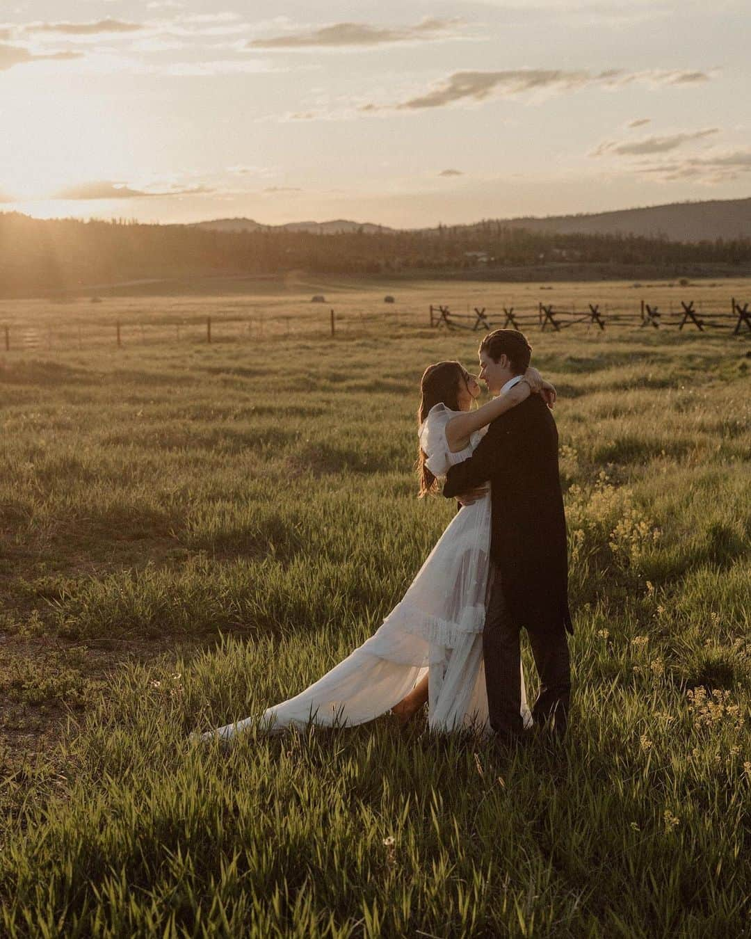 テイラー・ヒルさんのインスタグラム写真 - (テイラー・ヒルInstagram)「@taylor_hill and Daniel Fryer are married! The couple worked with Hanna Peterson of @table6productions to plan their wedding weekend, held at Devil’s Thumb Ranch in Colorado. “As much as I travel for work—I have literally been [going] non-stop since the age of 14—Colorado has always been my constant, my rock, my home, and my heart. That is until I met Danny. Danny makes me feel home wherever we are. I wanted to share this once-in-a-lifetime moment with all our loved ones in my constant, favorite place, Winter Park, Colorado,” shares the bride. Tap the link in our bio to see exclusive photos from the couple's Western-inspired wedding. Photos: @cedarandpines」6月14日 2時39分 - taylor_hill